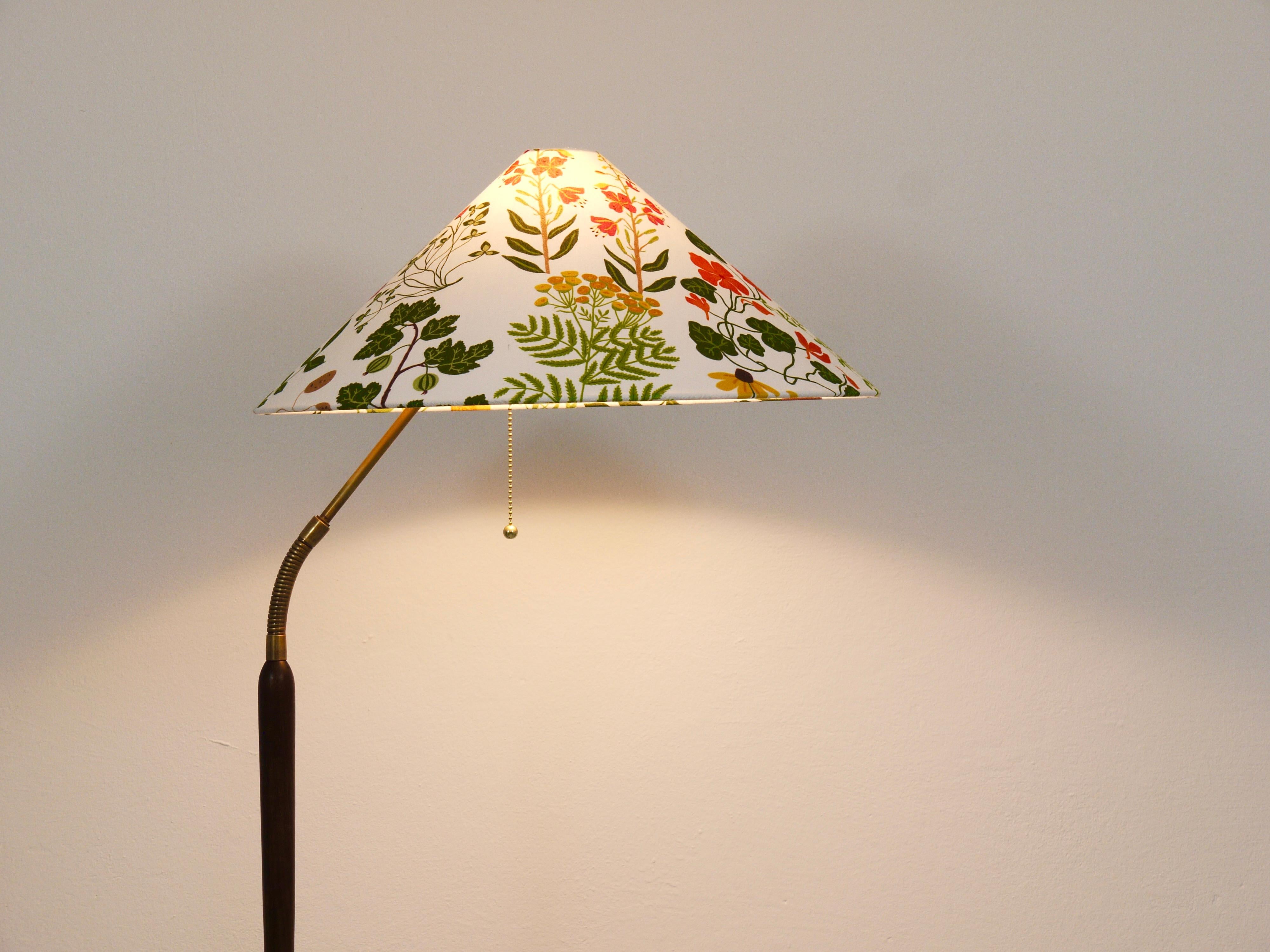 Laiton Lampadaire réglable en noyer et laiton des années 1940, Rupert Nikoll Vienne, Autriche, années 1950 en vente