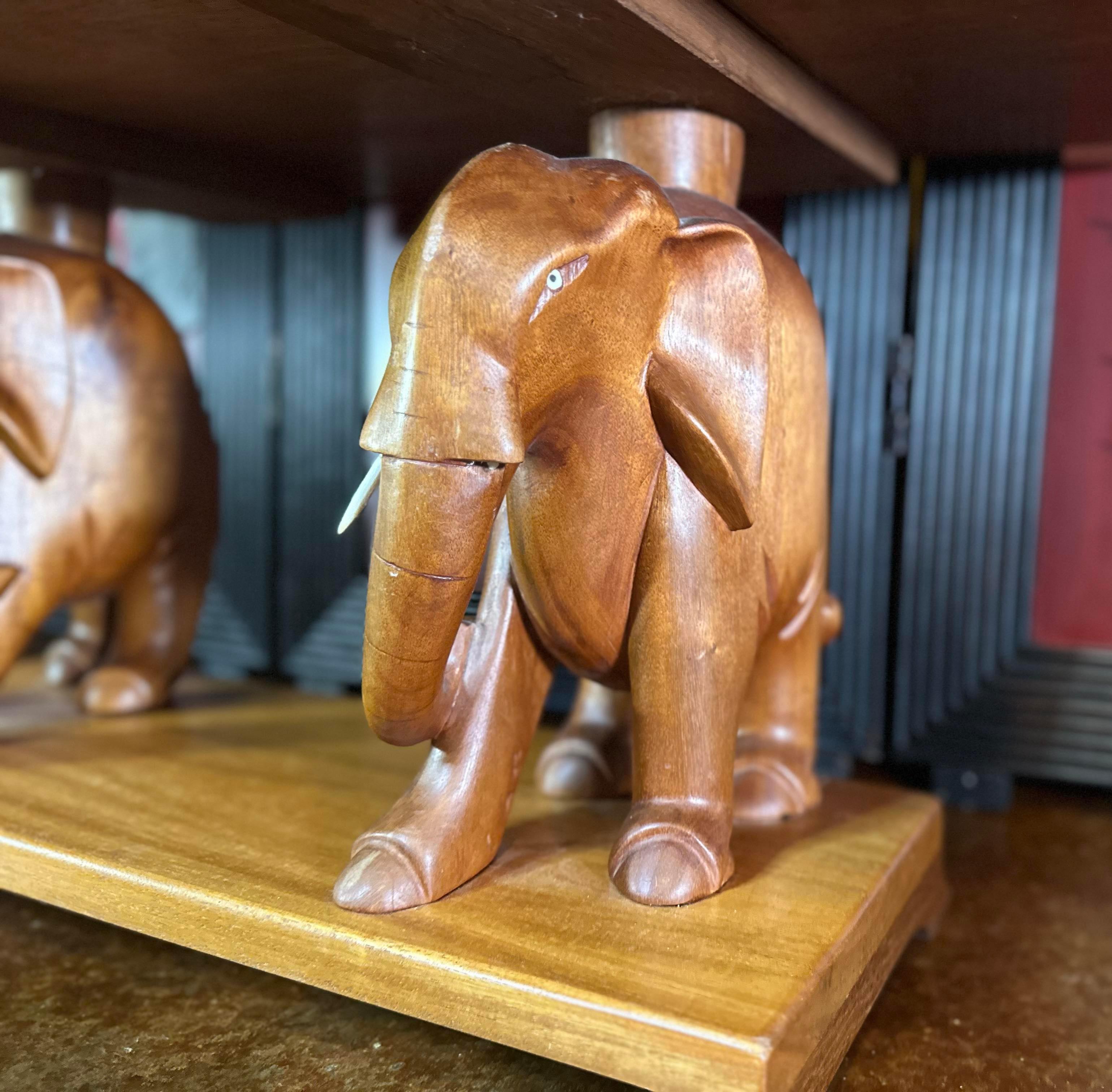 Bois Table basse à deux éléphants Ashanti africain des années 1940  en vente
