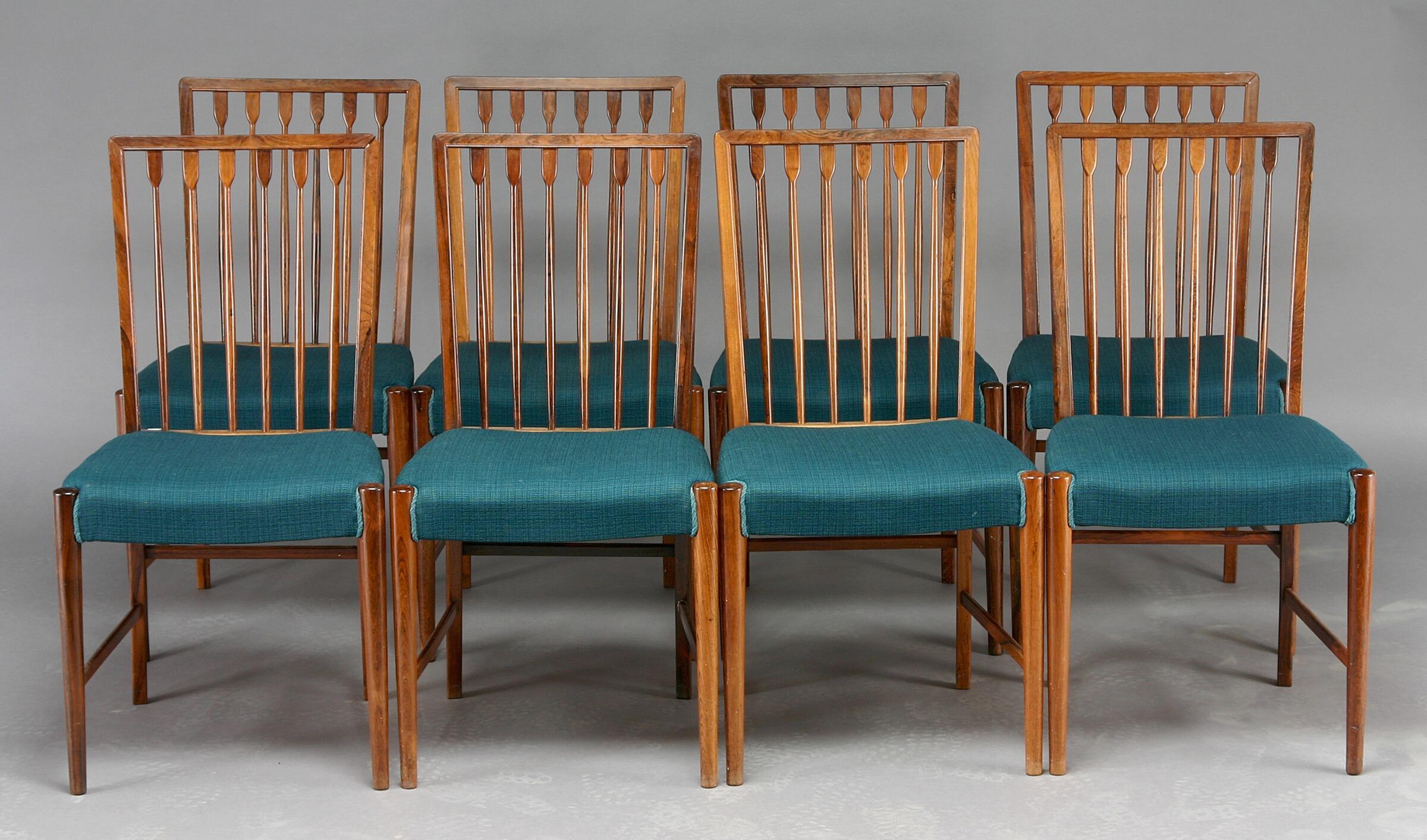 Agner Christoffersen Satz von sechs Massivholz-Esszimmerstühlen mit einzigartig verjüngter Rückenlehne und gepolstert mit tealem Stoff mit Paspel. Hergestellt von Tischler N.C. Christoffersen, Kopenhagen. Hergestellt Ende der 1940er - Anfang der