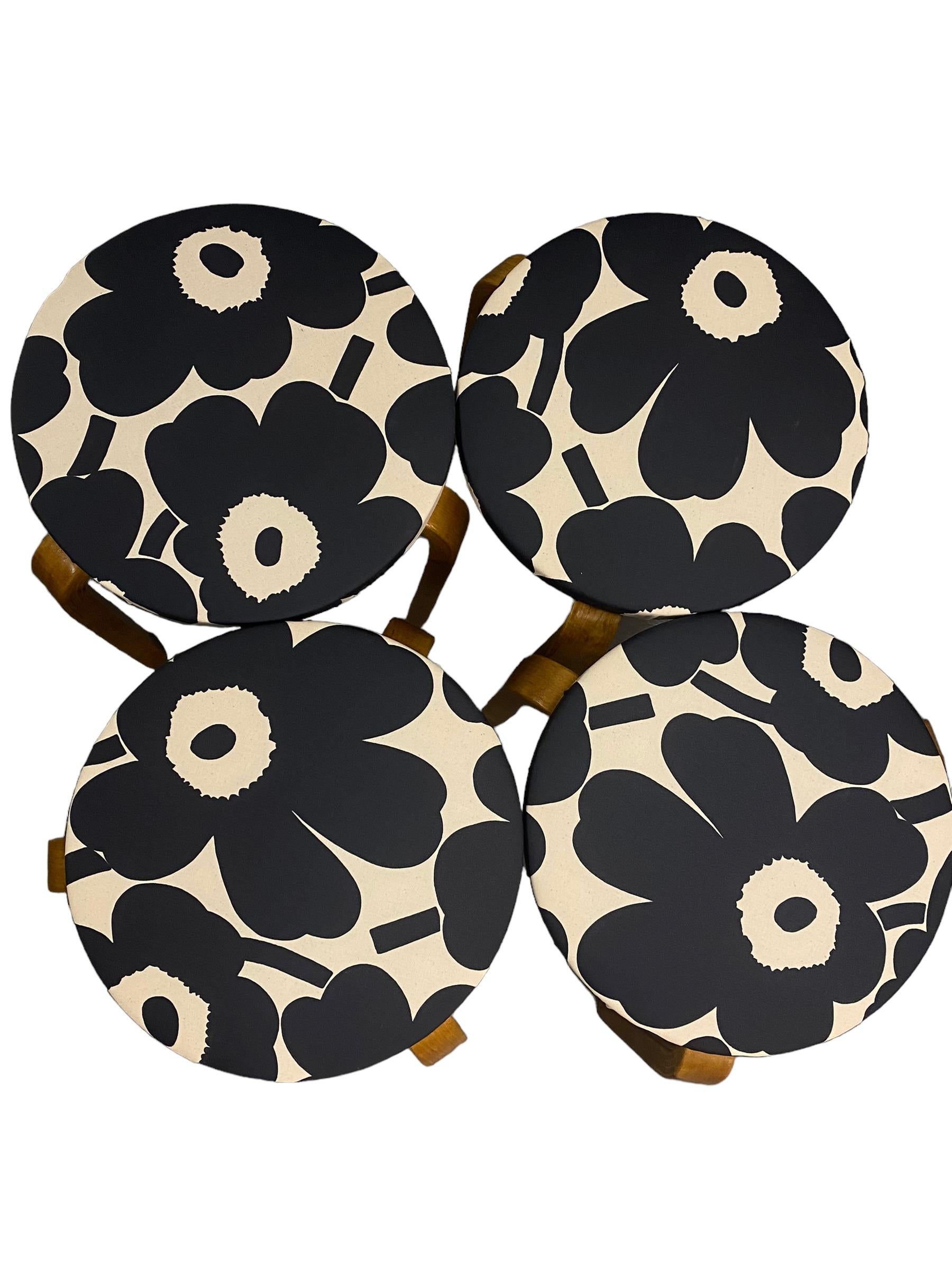1940s Aino Aalto Table and 4 Aalto Stools in Marimekko Plastic Laminated Fabric. In Good Condition For Sale In Helsinki, FI