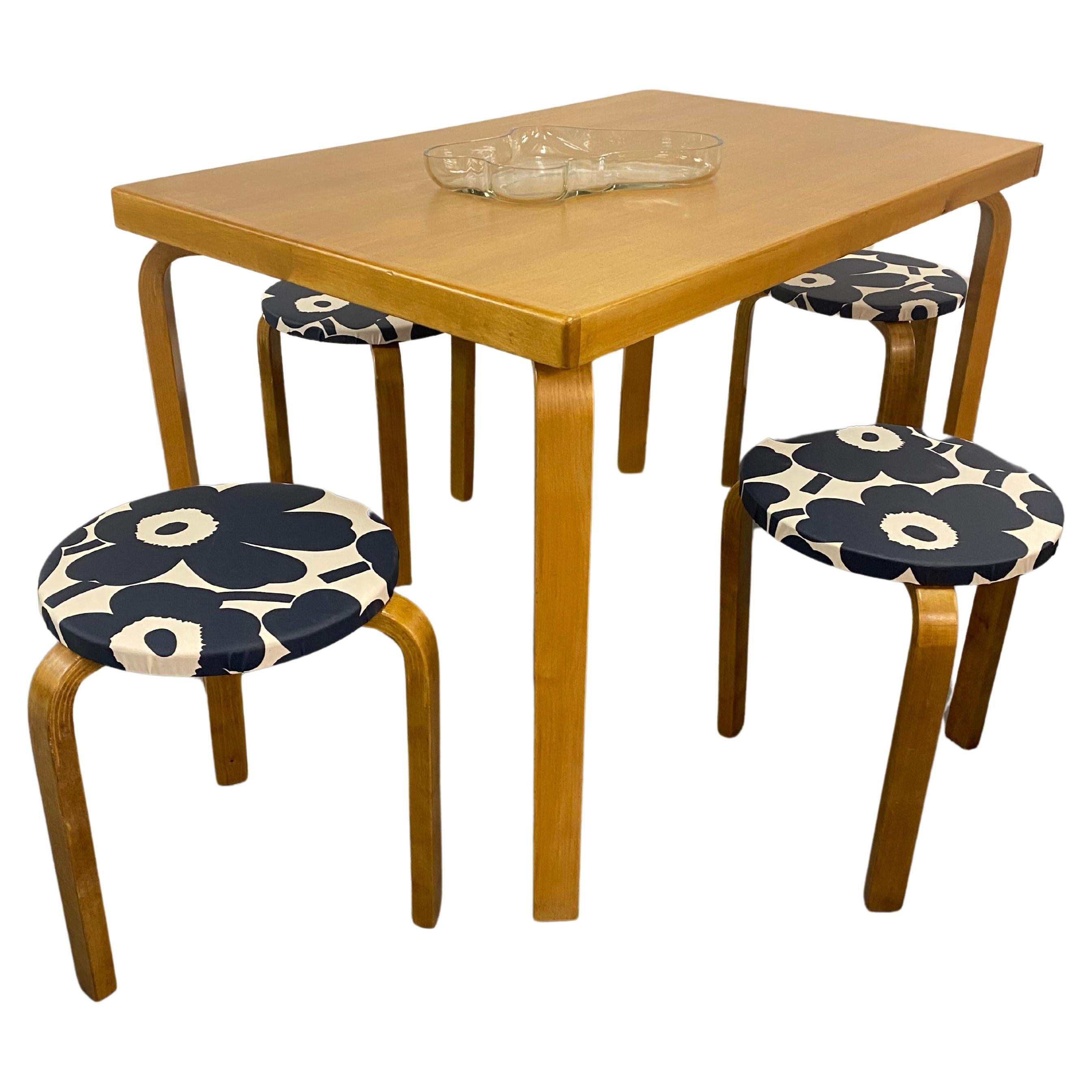 1940er Jahre Aino Aalto-Tisch und 4 Aalto-Hocker aus Marimekko Kunststoff-Laminiertem Stoff.