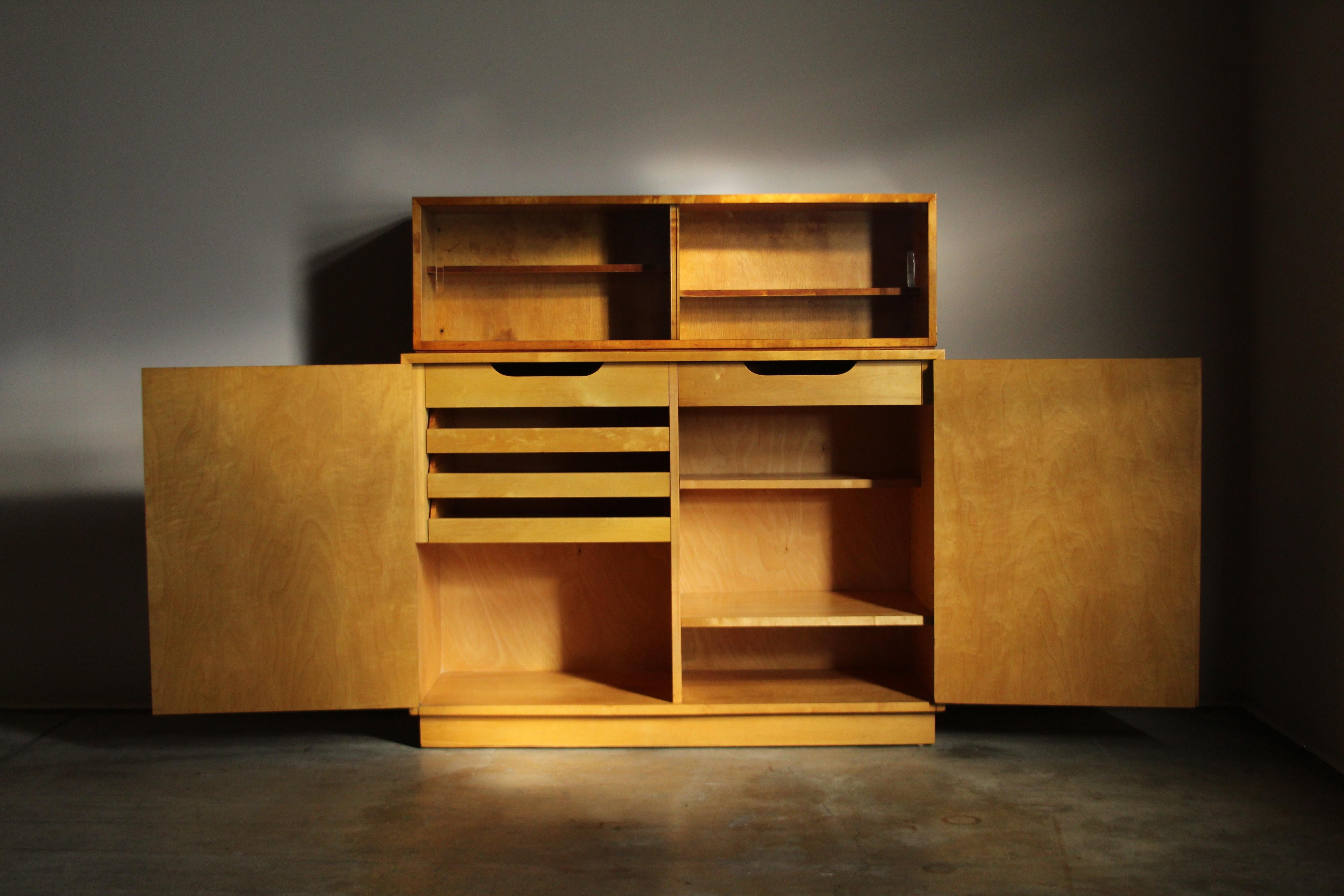 Scandinave moderne 1940s Aino et Alvar Aalto Model 808 Crédence avec suspendu / Hutch Top en vente