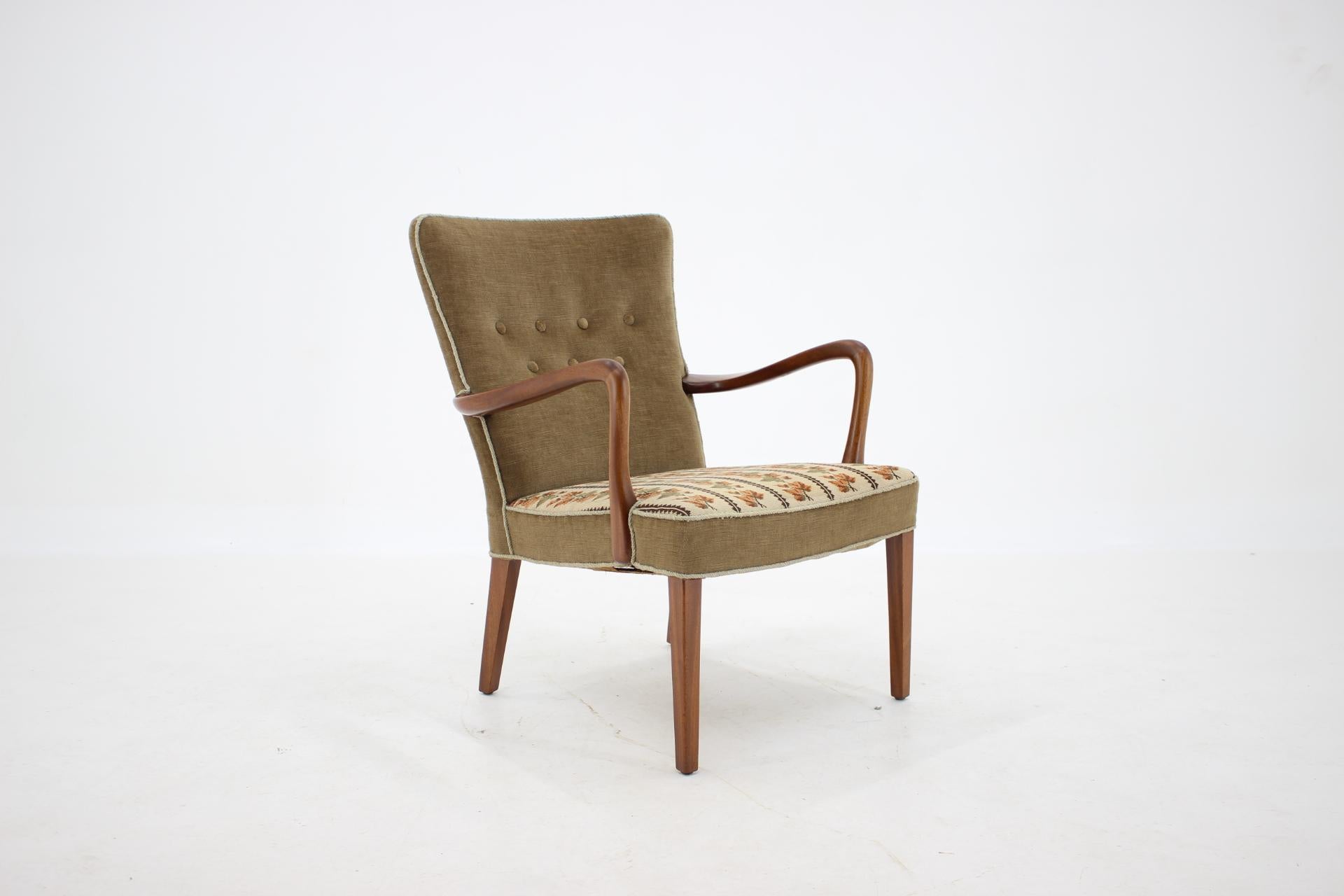 - Good original condition with minor signs of use 
- The fabric upholstery in good original condition with some signs of use 
- The wooden parts have been re-polished.
