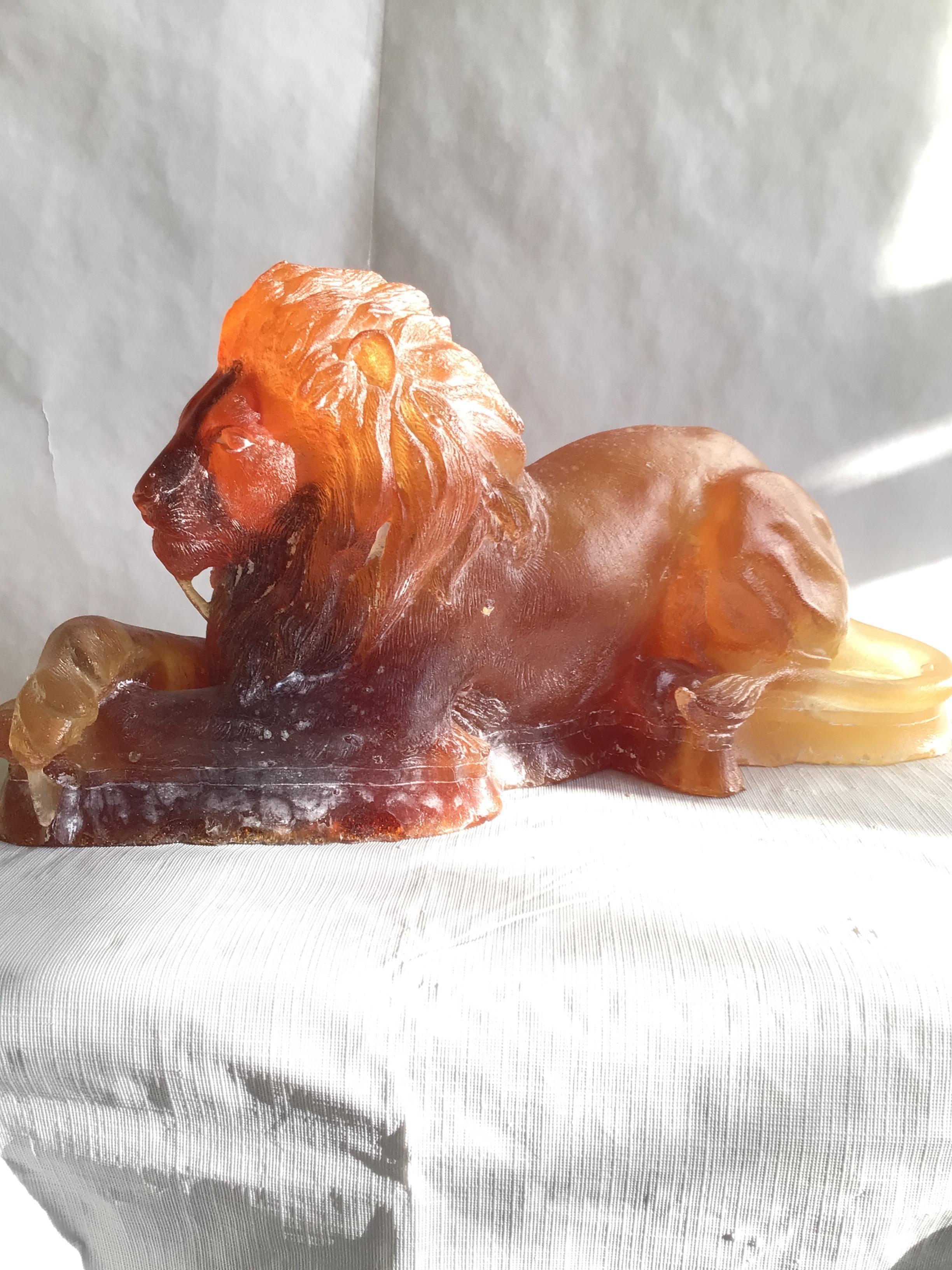 Questo leone in vetro ambrato massiccio del 1940 
è stato creato utilizzando la tecnica della pâte de verre (pasta di vetro) con vetro di cristallo ambrato traslucido e di vari colori con dettagli raffinati. 
Piccolo foro vicino alla coda nella