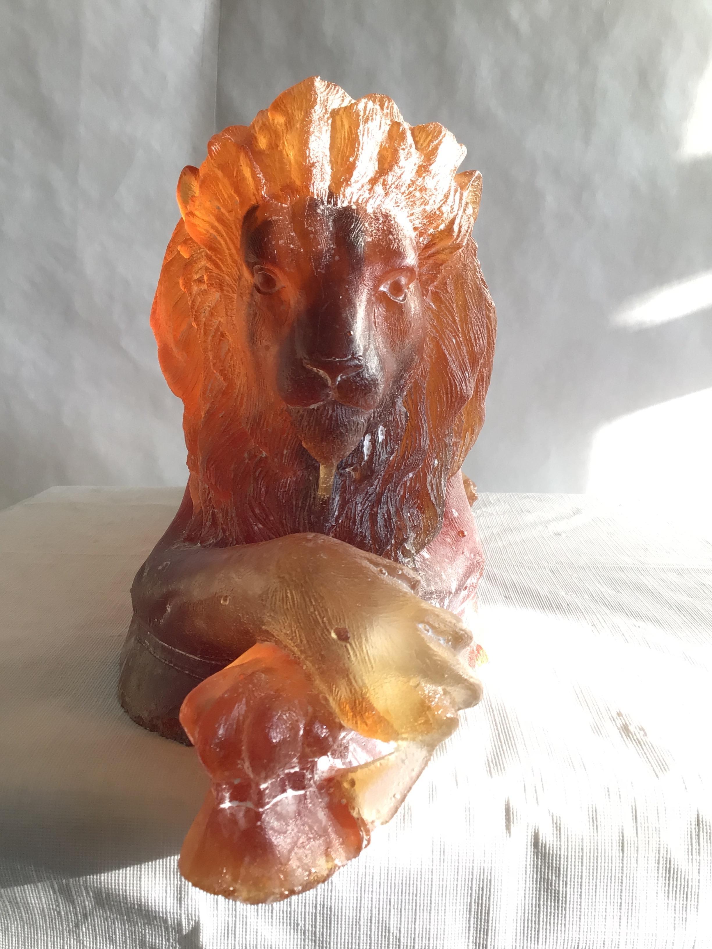 Scultura di leone in ambra in Pâte de Verre del 1940 In condizioni buone in vendita a Tarrytown, NY