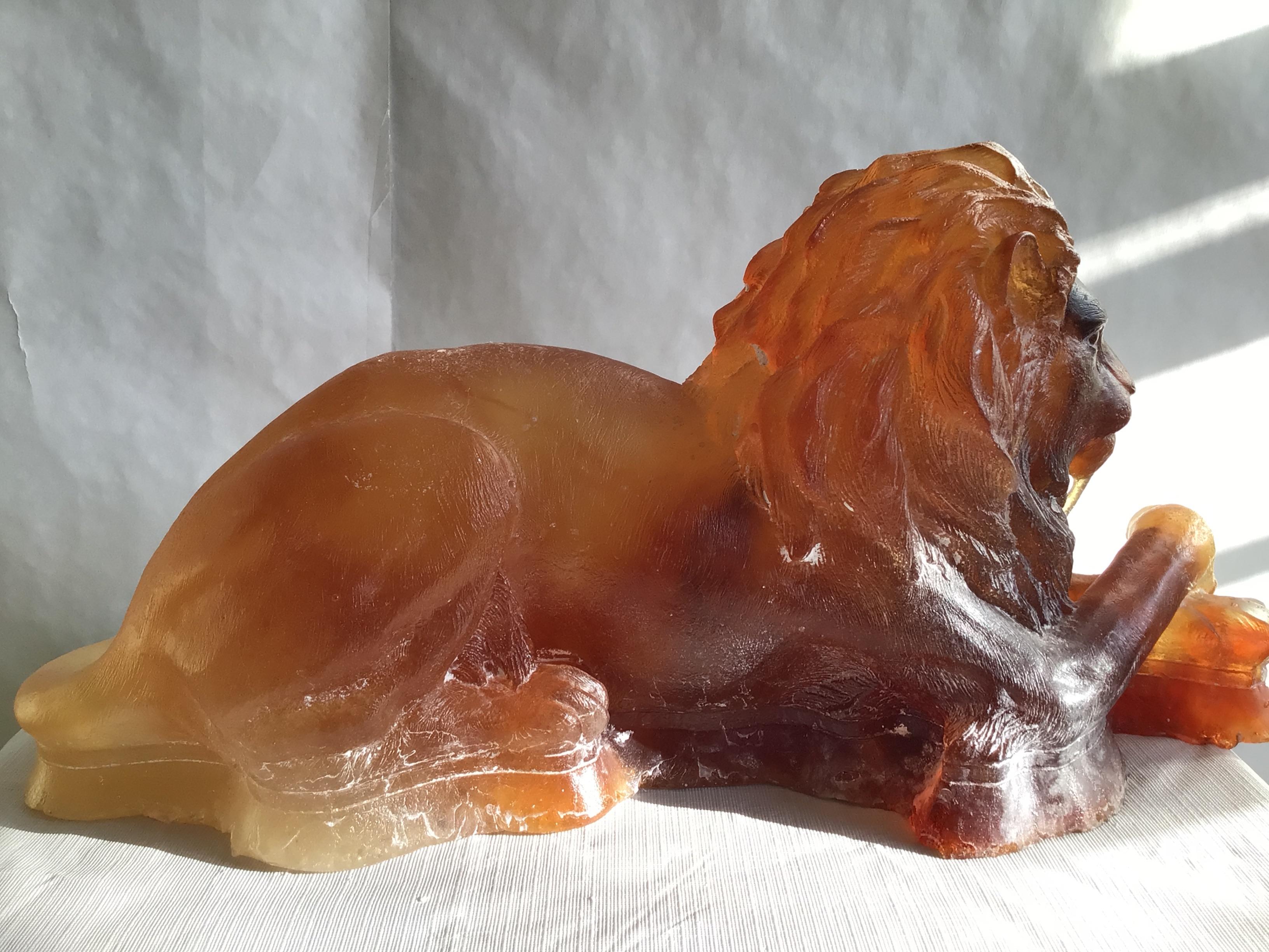 Metà XX secolo Scultura di leone in ambra in Pâte de Verre del 1940 in vendita