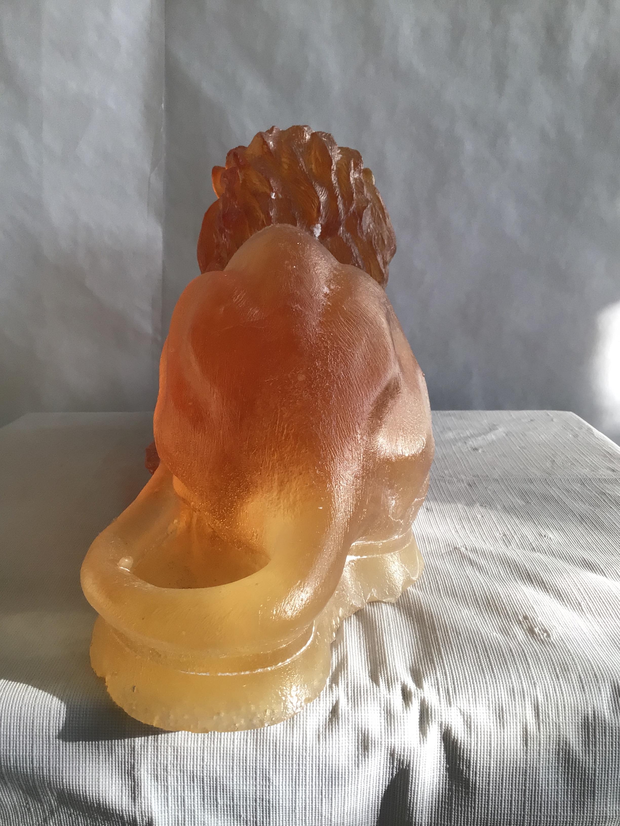 Vetro Scultura di leone in ambra in Pâte de Verre del 1940 in vendita