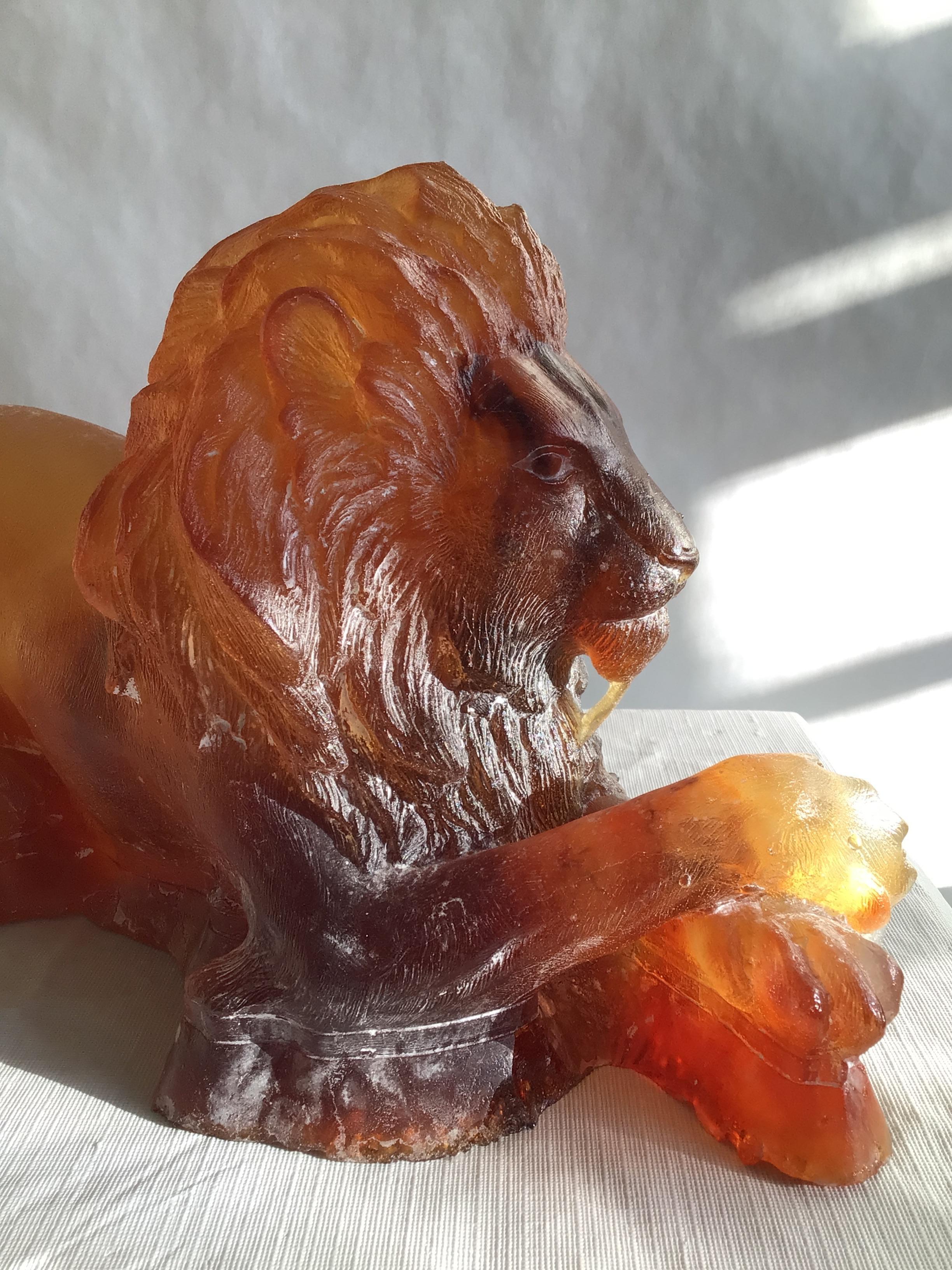 Scultura di leone in ambra in Pâte de Verre del 1940 in vendita 1