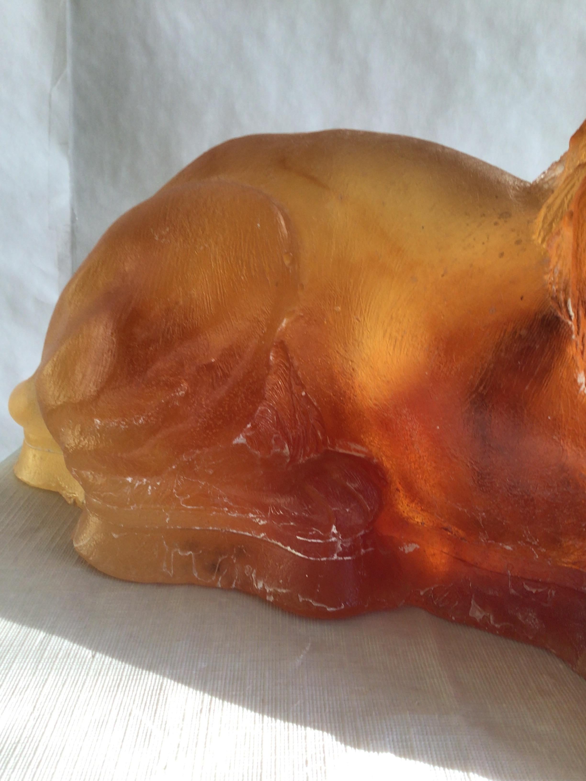Scultura di leone in ambra in Pâte de Verre del 1940 in vendita 2