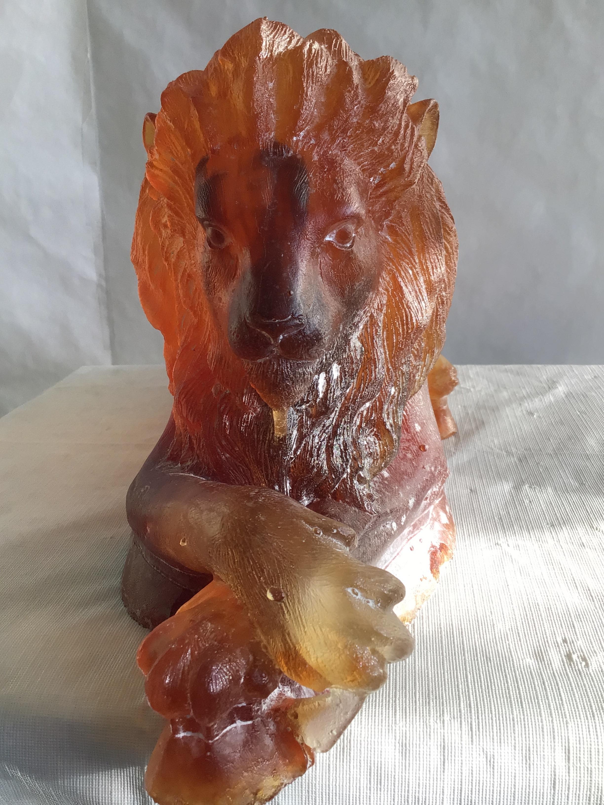 Scultura di leone in ambra in Pâte de Verre del 1940 in vendita 3
