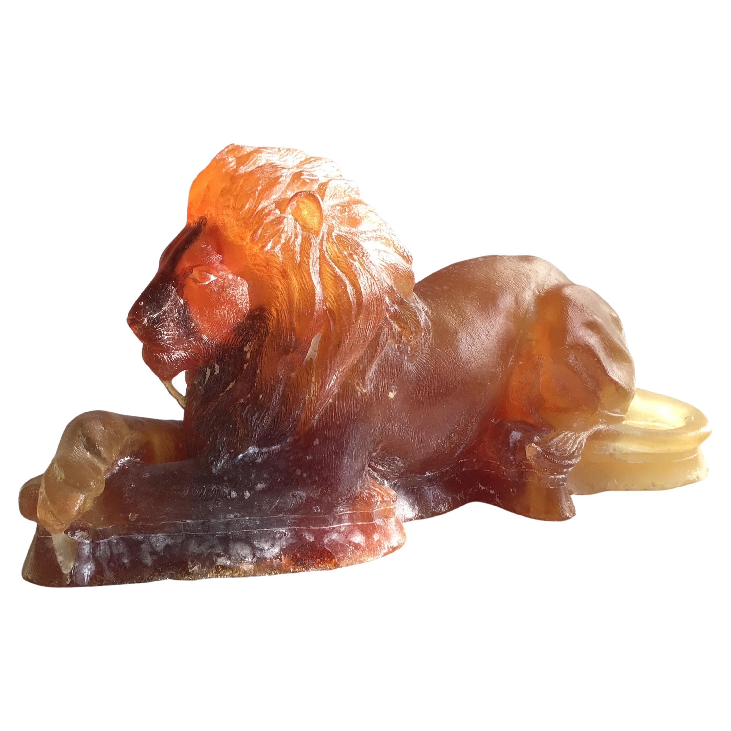 Escultura de león de ámbar de los años 40 en Pâte de Verre