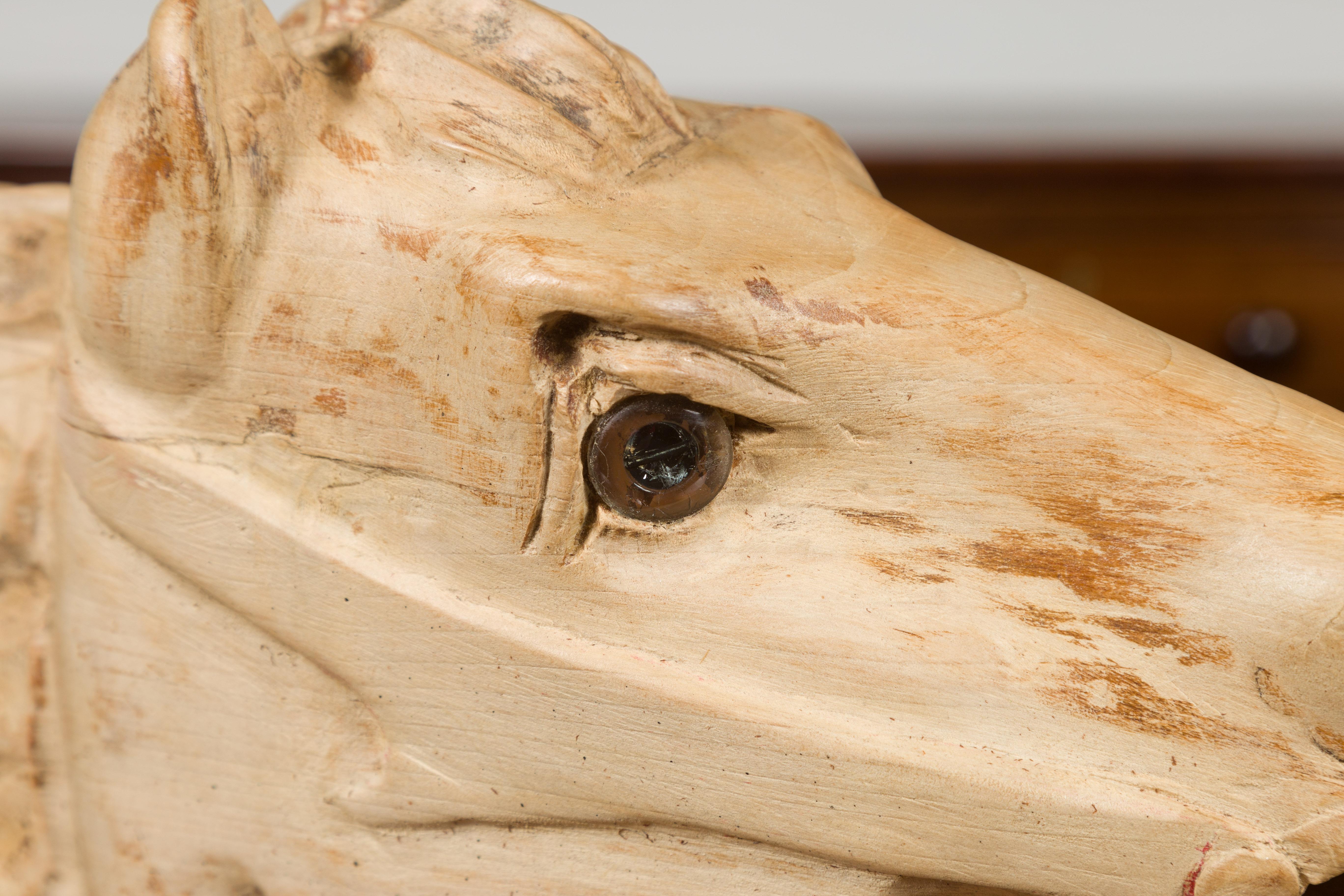 20ième siècle Fragment de tête de cheval en bois sculpté américain des années 1940 à patine vieillie en vente