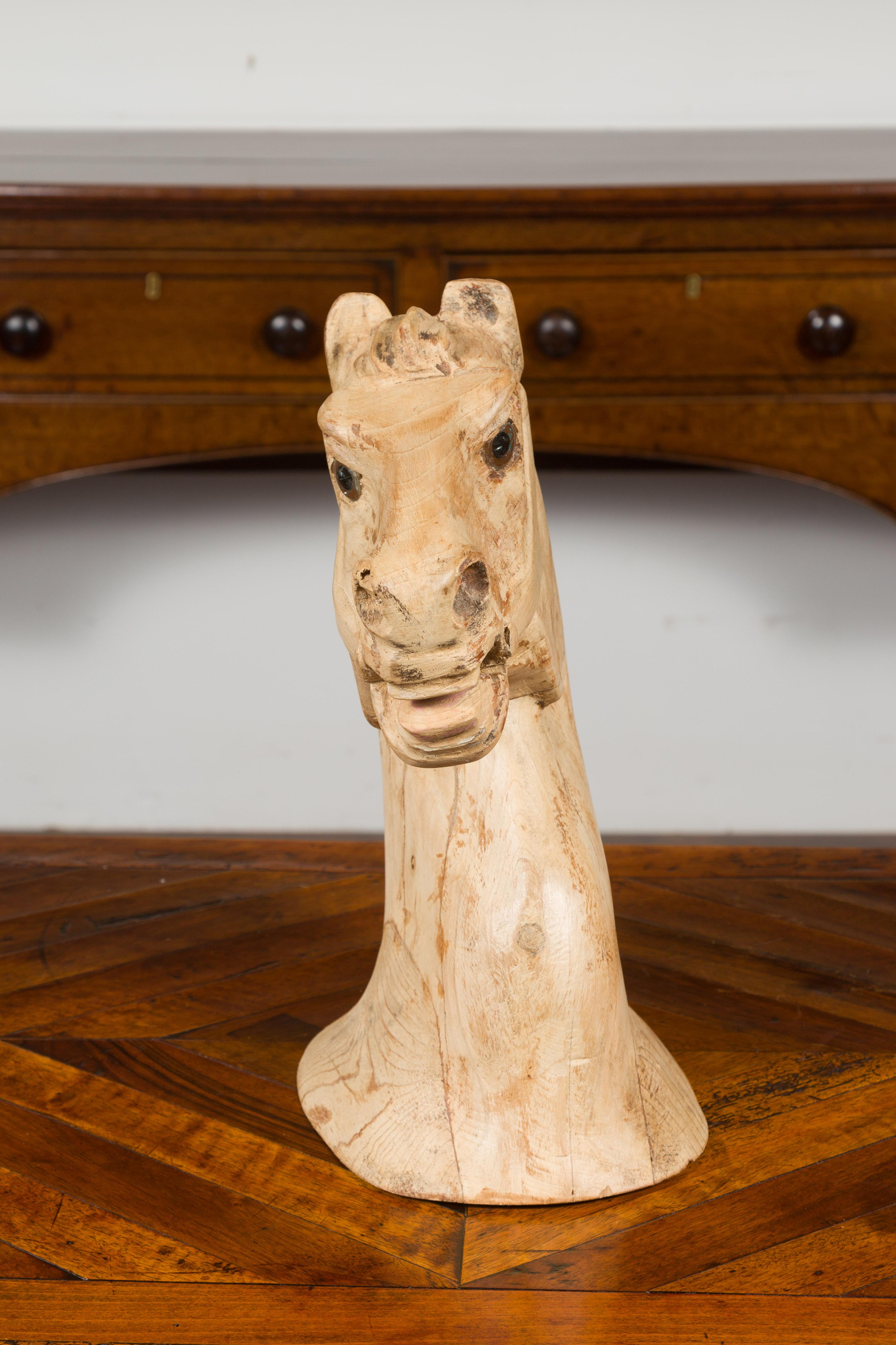 Bois Fragment de tête de cheval en bois sculpté américain des années 1940 à patine vieillie en vente