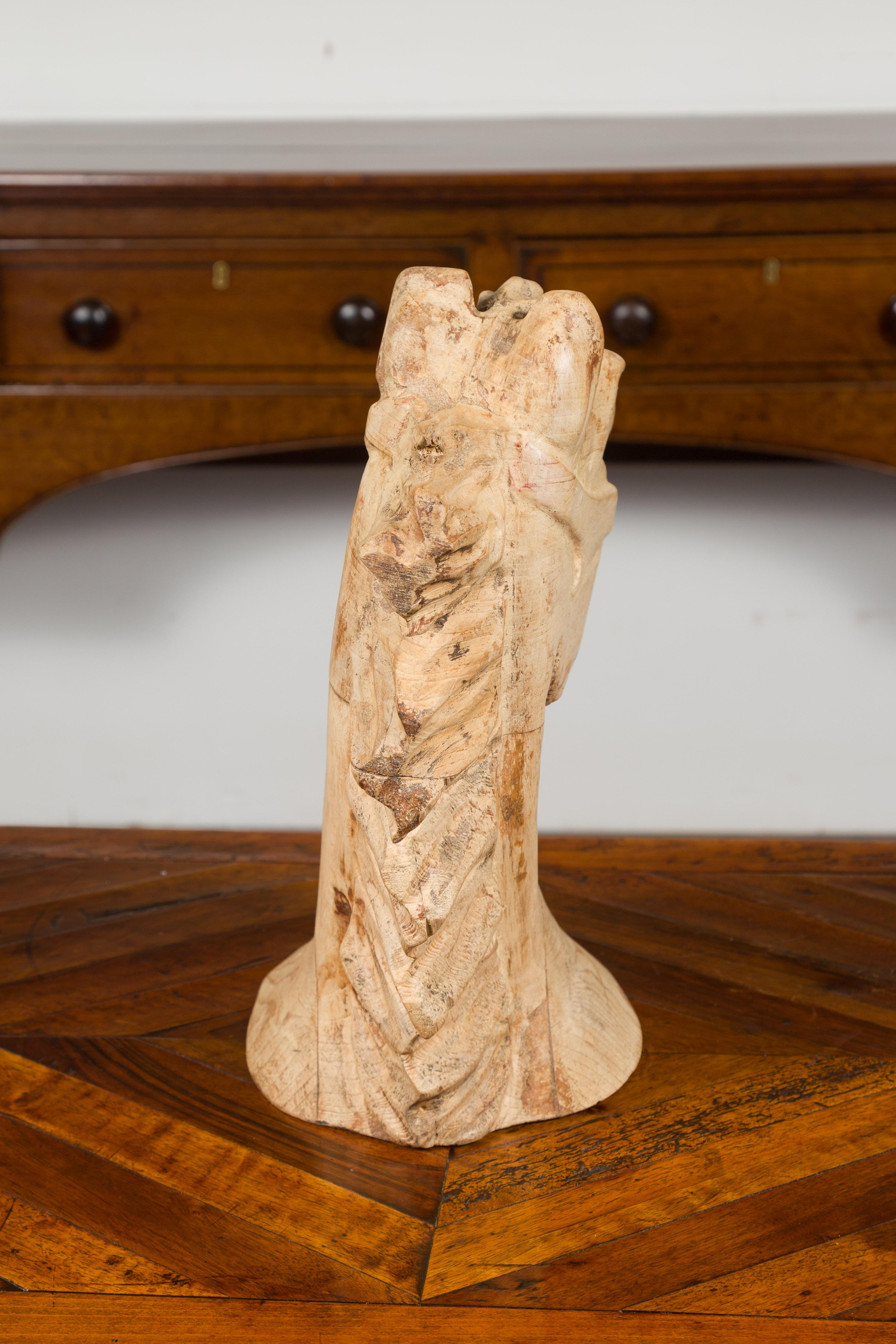 Fragment de tête de cheval en bois sculpté américain des années 1940 à patine vieillie en vente 2