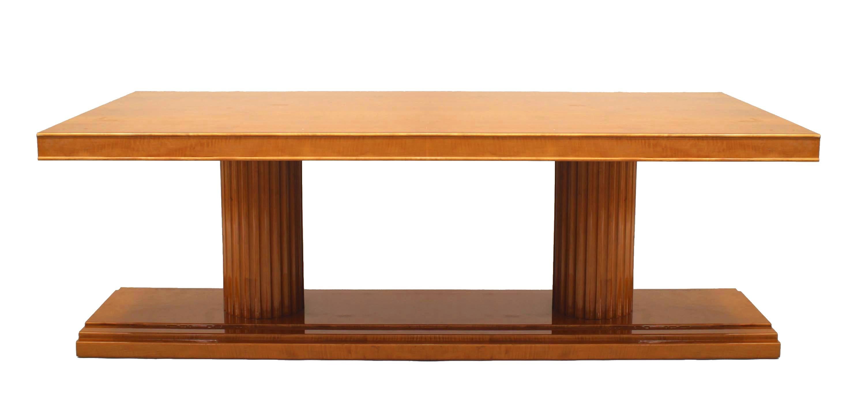 2 Table de conférence/salle à manger ovale des années 1940 en placage d'érable incrusté, reposant sur des colonnes cannelées et une base en forme de plate-forme (section centrale 90