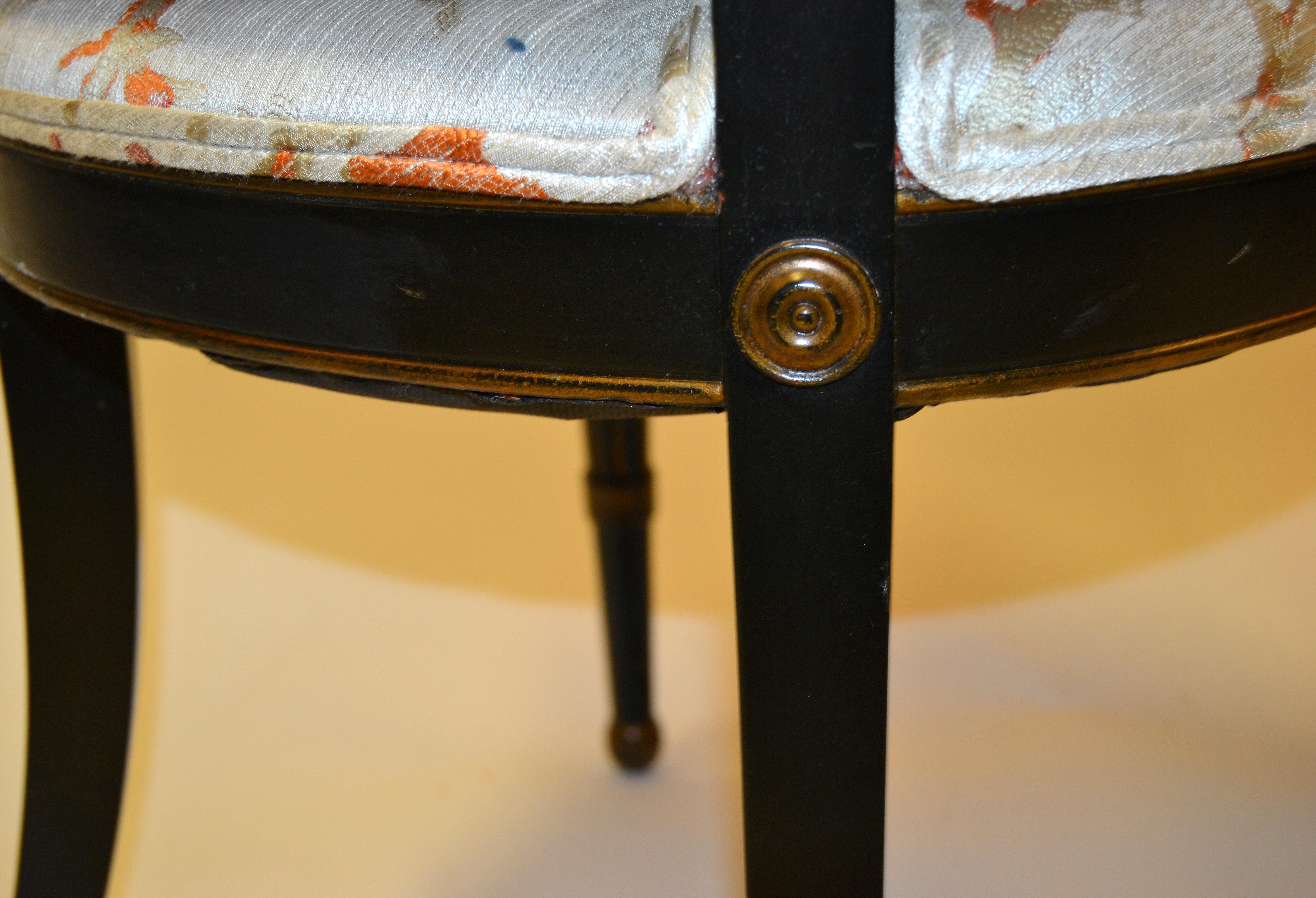 Chaises d'appoint américaines des années 1940 Dossier à motifs de diamants complexes Noir et or - Paire en vente 2