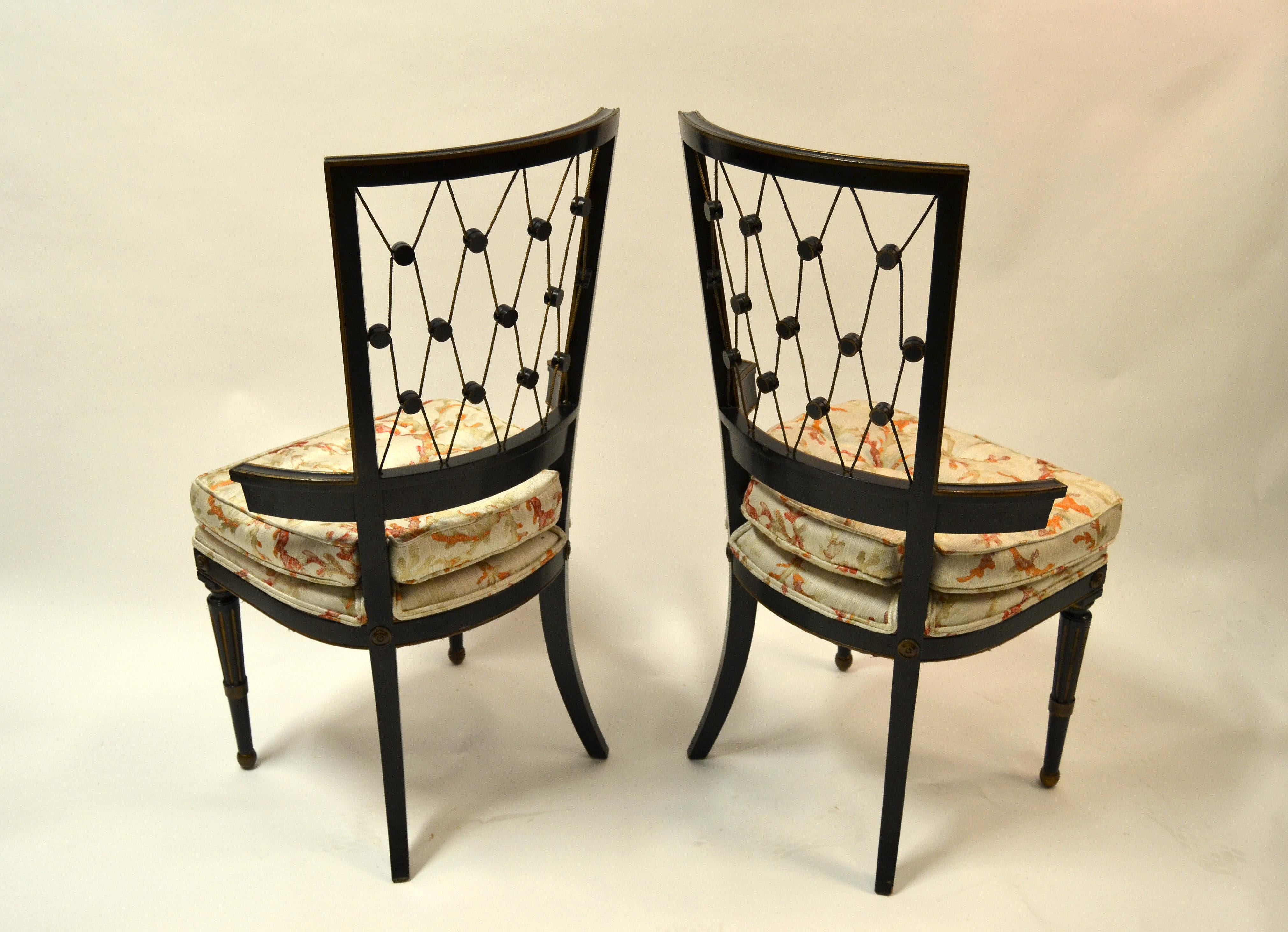 Tissu Chaises d'appoint américaines des années 1940 Dossier à motifs de diamants complexes Noir et or - Paire en vente