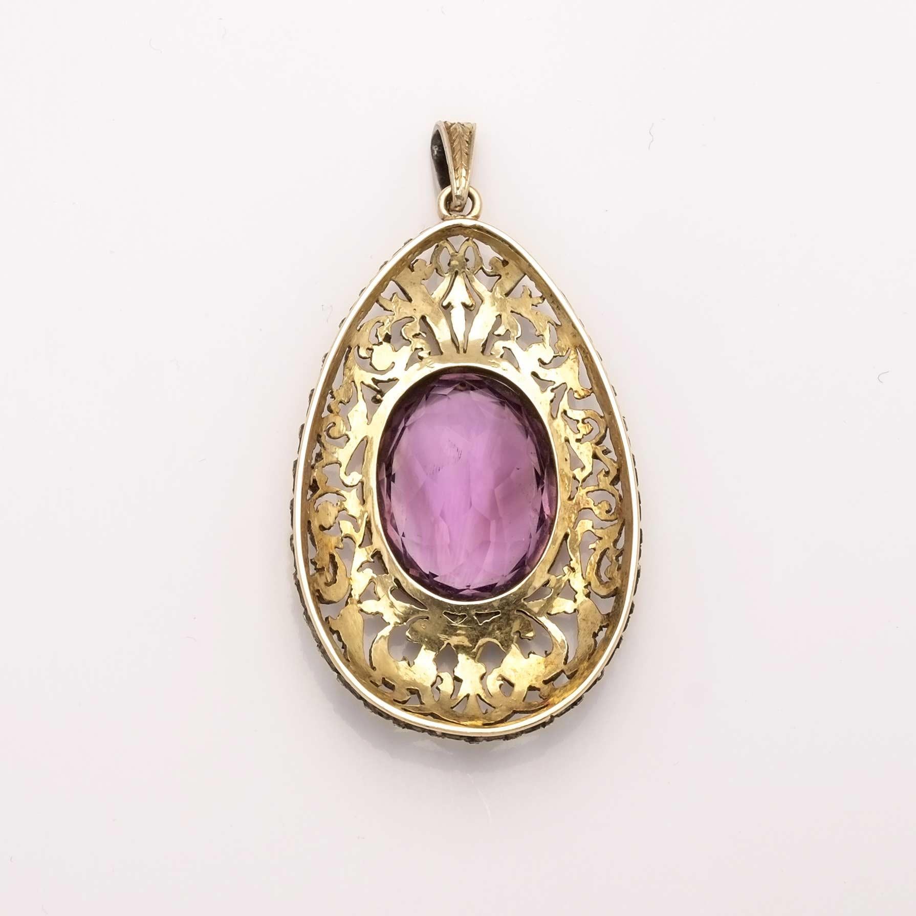 Ciondolo di ametista degli anni '40 in oro e argento. Il motivo floreale e la tecnica utilizzata per creare questo ciondolo mi fanno pensare che sia stato realizzato in Italia, probabilmente a Firenze. Questo pezzo forte si farà notare da lontano e