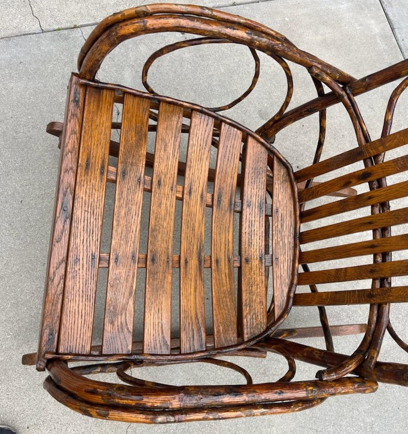 Queste sedie a dondolo Amish in legno curvato del 20° secolo sono state trovate nella contea di Lancaster, in Pennsylvania. Sono realizzati in salice e quercia a doghe e un po' di hickory. Le condizioni sono molto buone e robuste.