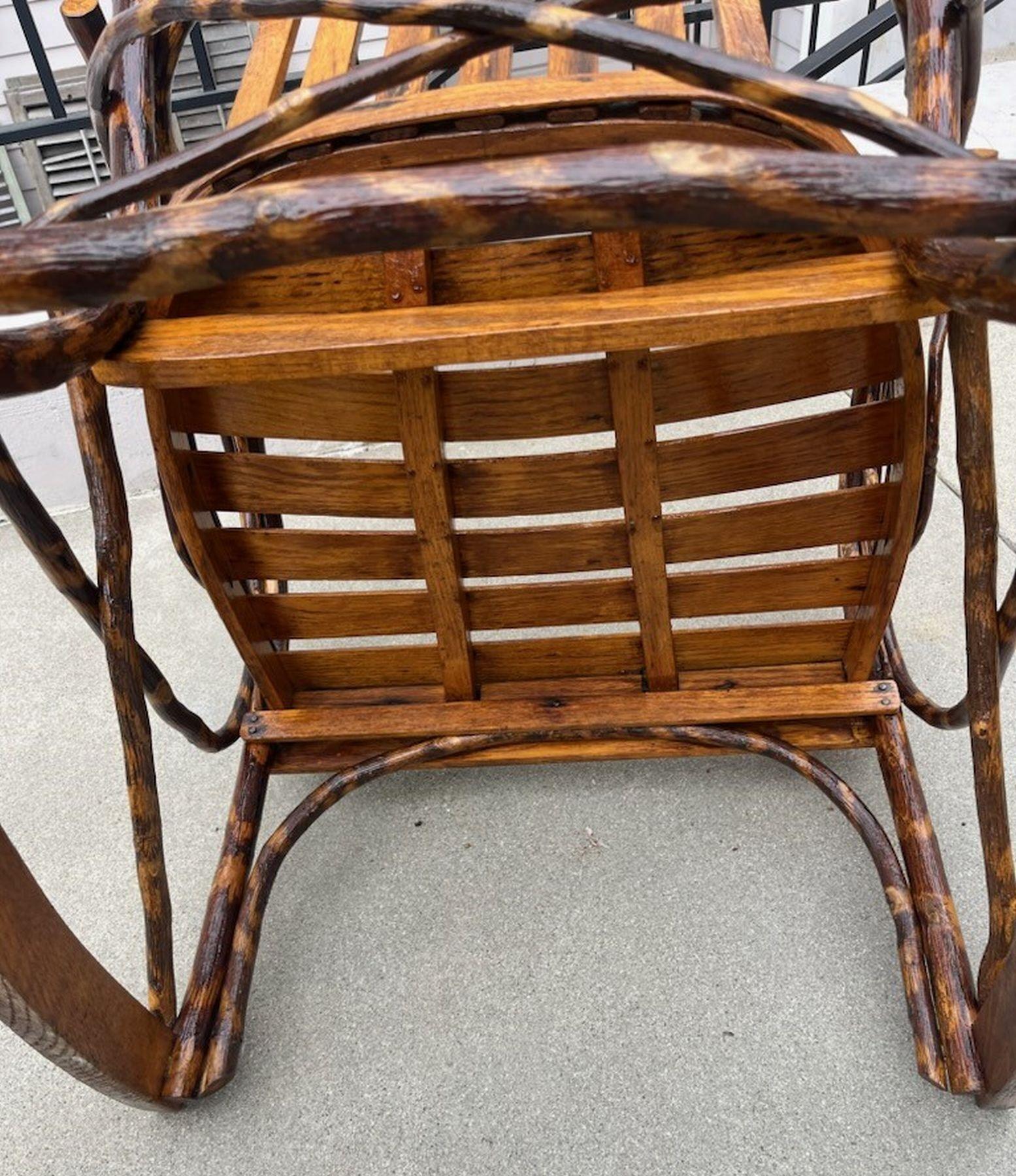 Stile Adirondack Dondolo in legno curvato Amish del 1940 in vendita