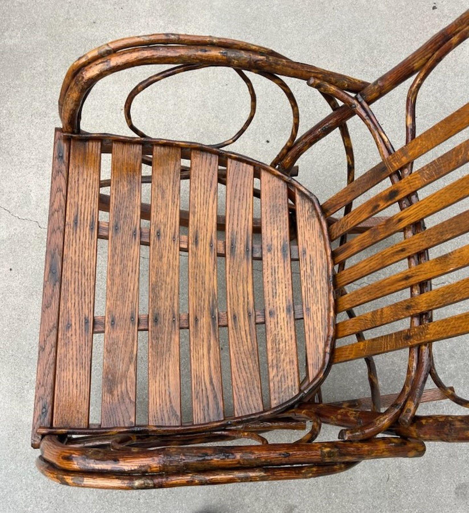 Americano Dondolo in legno curvato Amish del 1940 in vendita