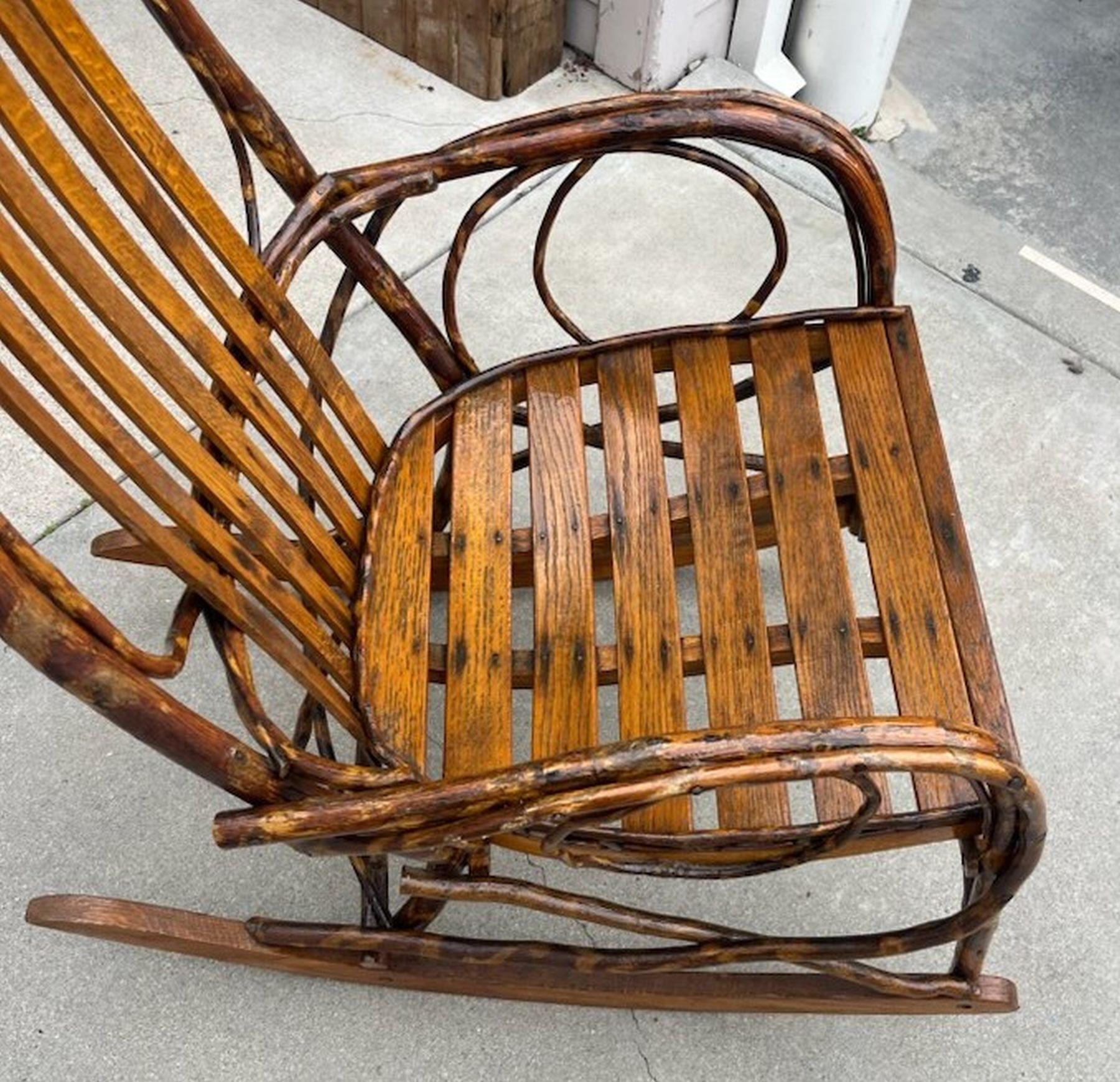 Dondolo in legno curvato Amish del 1940 In condizioni buone in vendita a Los Angeles, CA