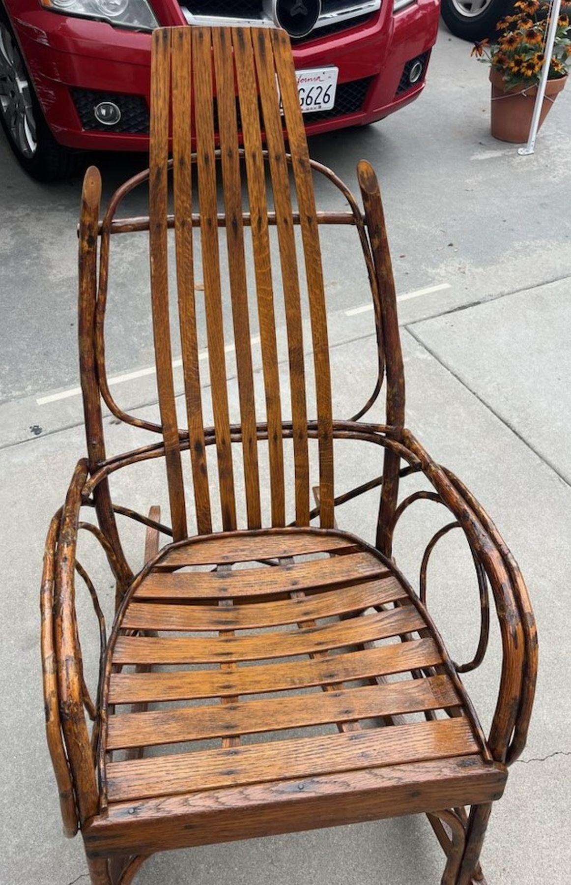 Metà XX secolo Dondolo in legno curvato Amish del 1940 in vendita