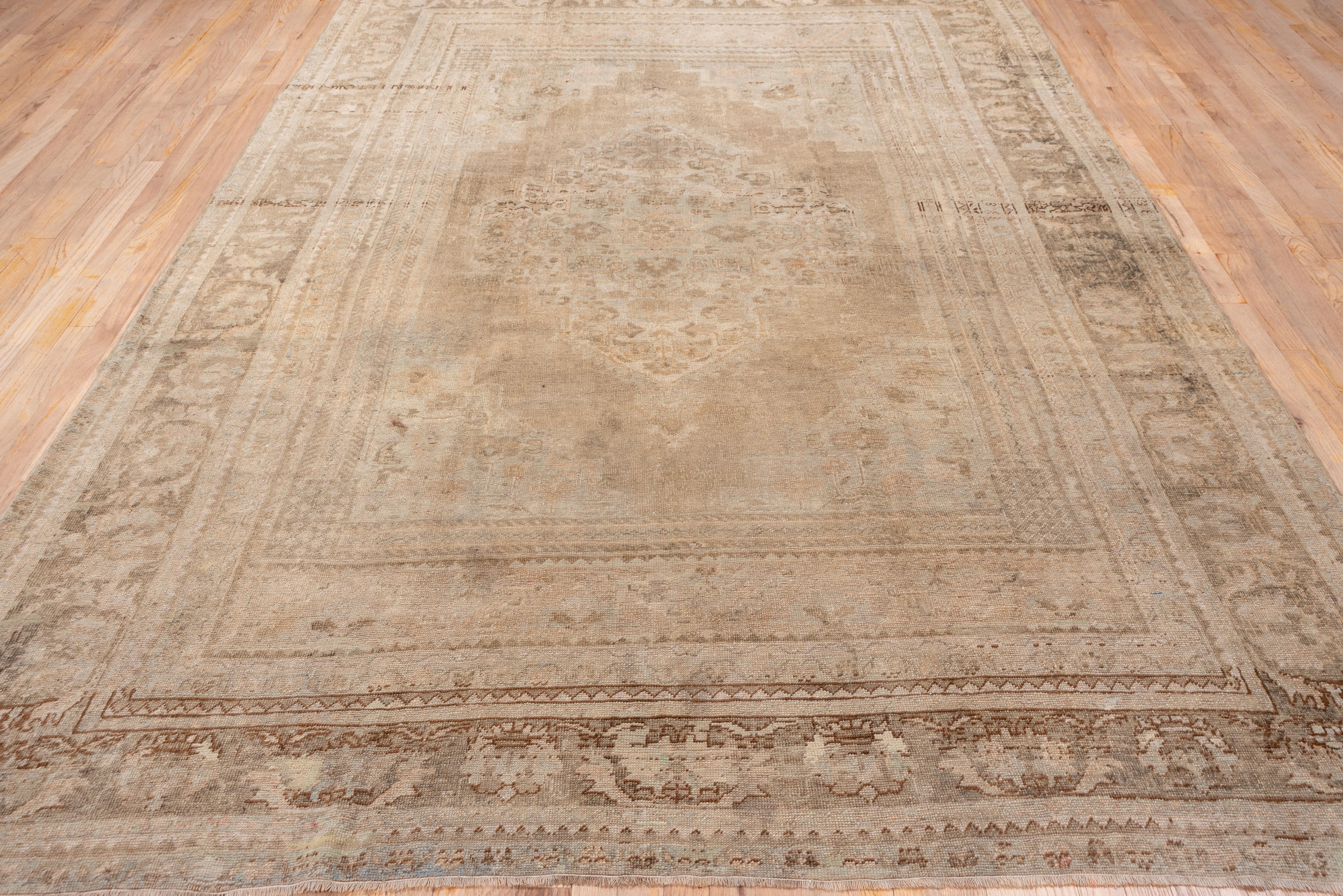 Türkischer Oushak-Teppich im anatolischen Stil aus den 1940er Jahren mit Erdtönen (Handgeknüpft) im Angebot