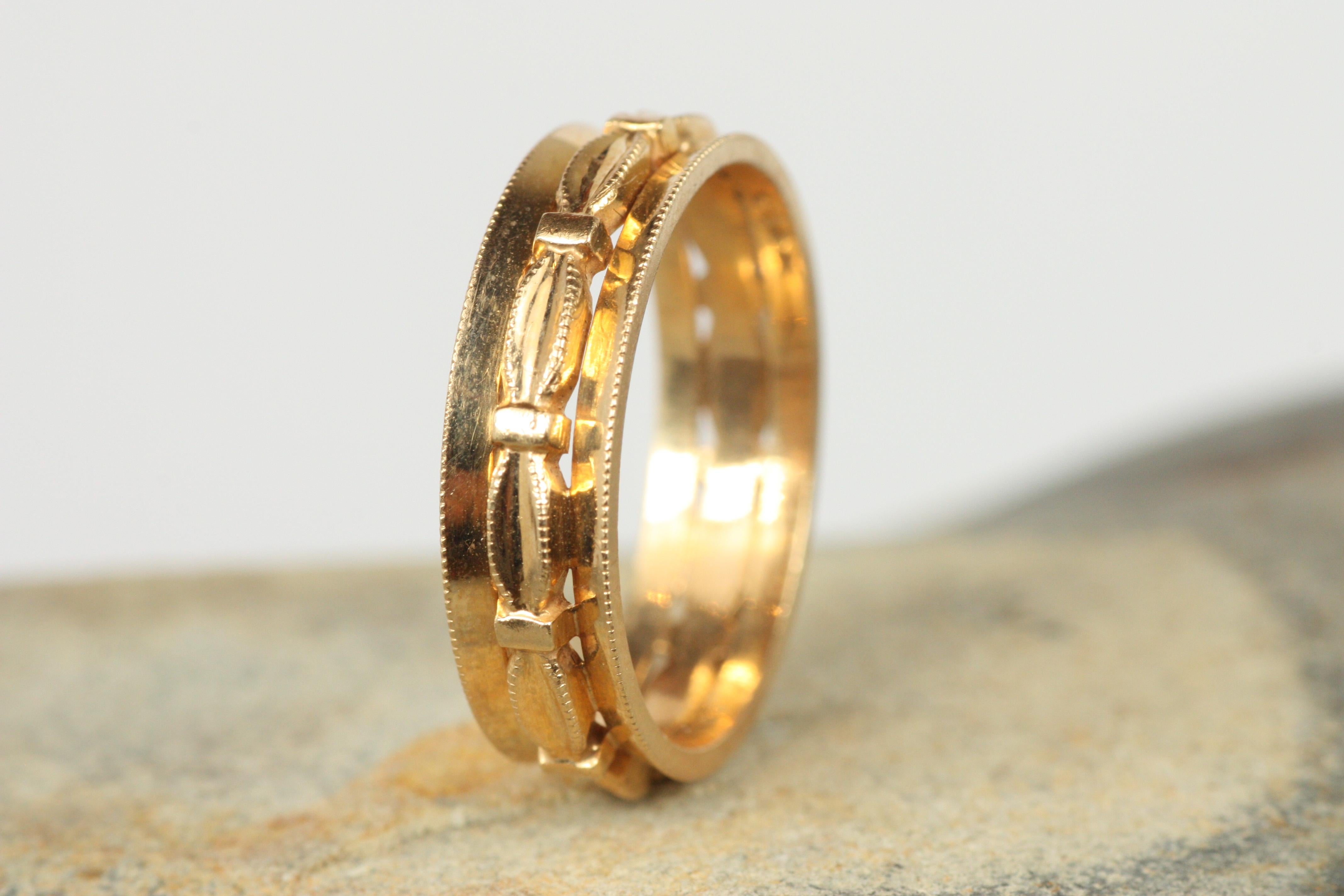 Alianza de boda antigua de 5,1 mm de la década de 1940 en oro rosa de 14 quilates con un intrincado diseño de lazo en venta 1