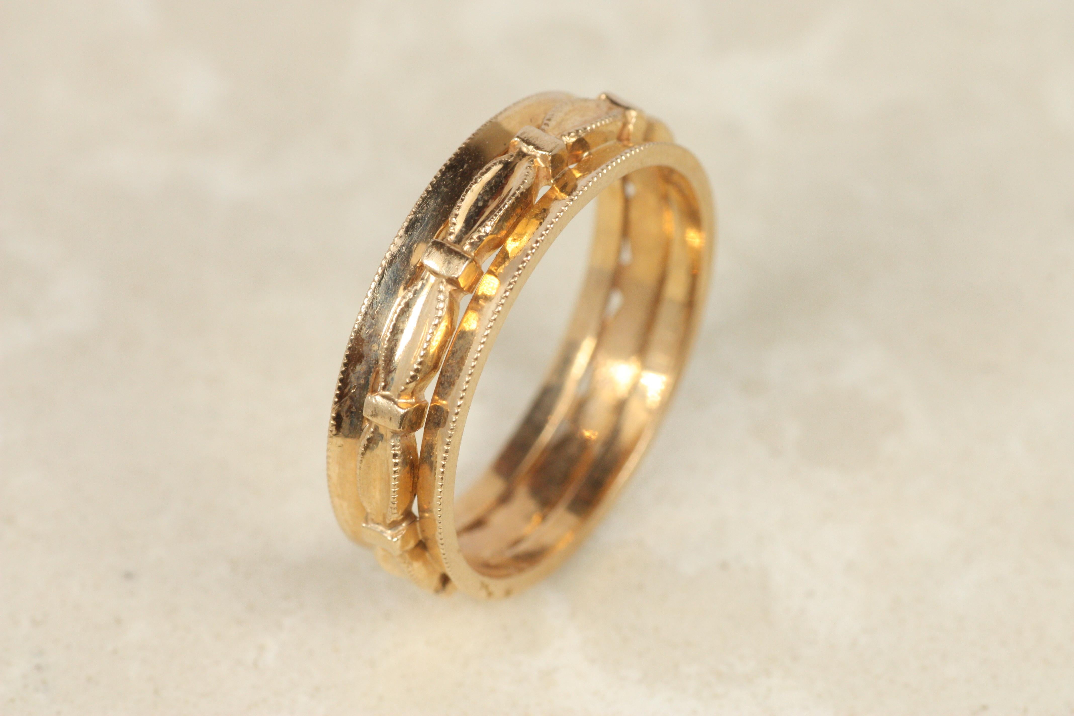 Alianza de boda antigua de 5,1 mm de la década de 1940 en oro rosa de 14 quilates con un intrincado diseño de lazo en venta 2