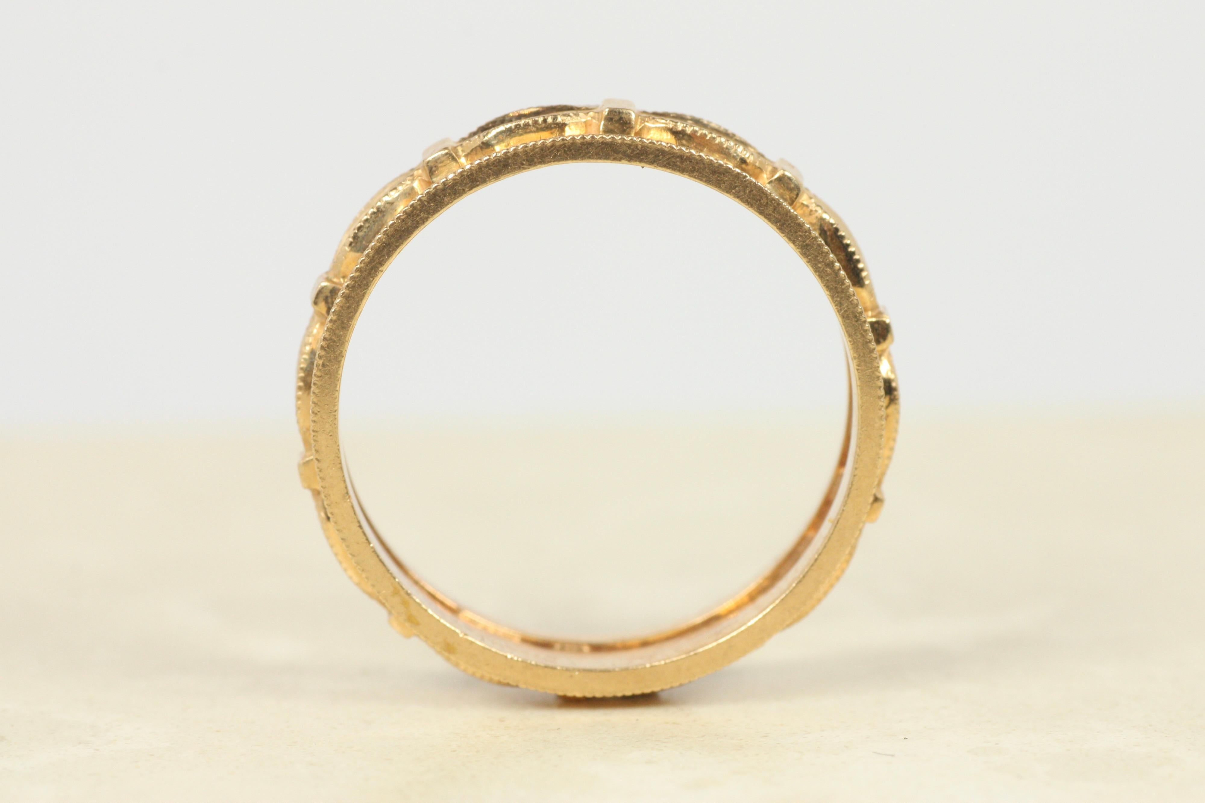 Alianza de boda antigua de 5,1 mm de la década de 1940 en oro rosa de 14 quilates con un intrincado diseño de lazo en venta 3
