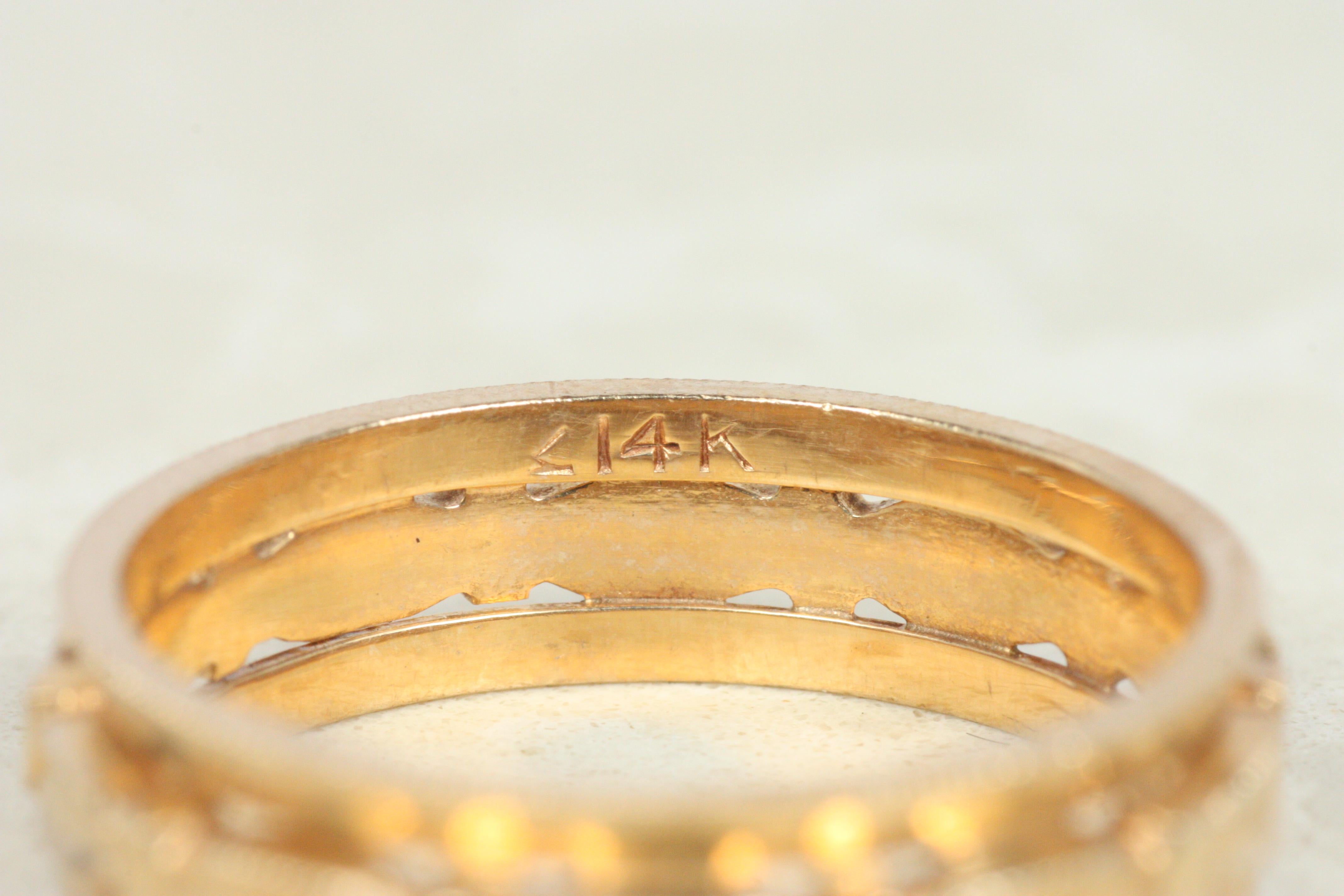 Alianza de boda antigua de 5,1 mm de la década de 1940 en oro rosa de 14 quilates con un intrincado diseño de lazo en venta 4