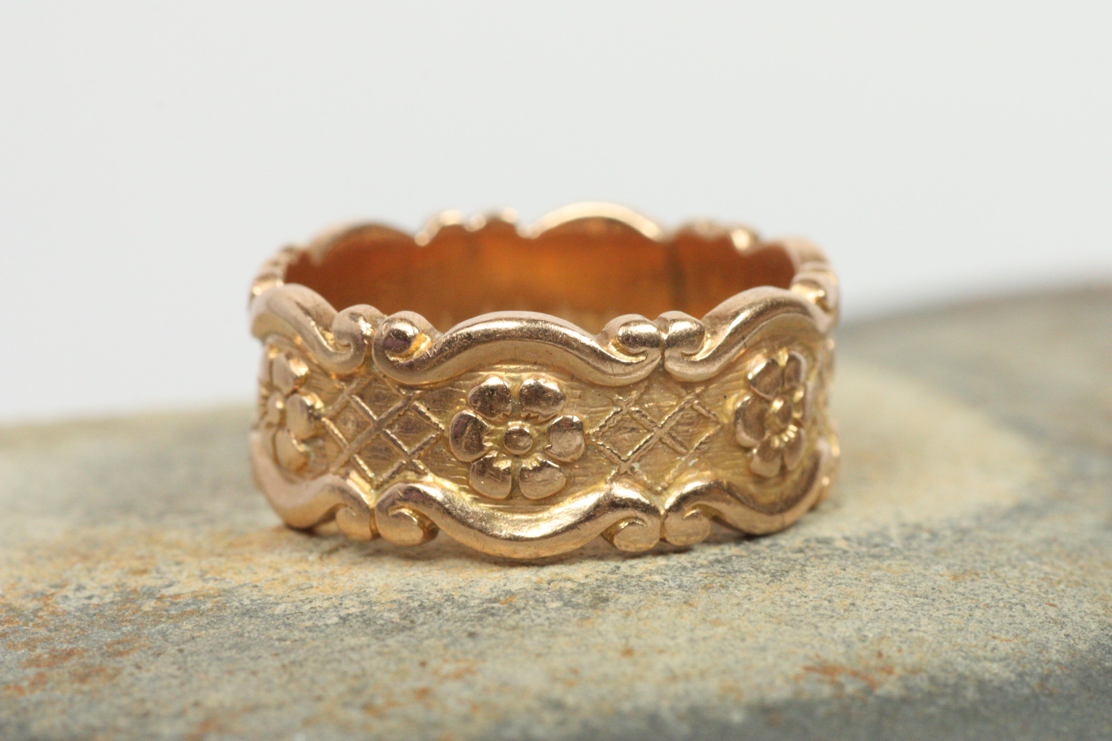 Femenino o masculino Alianza Floral Antigua de 8,7 mm con Bordes en Voluta en Oro Rosa de 14K de la década de 1940 en venta