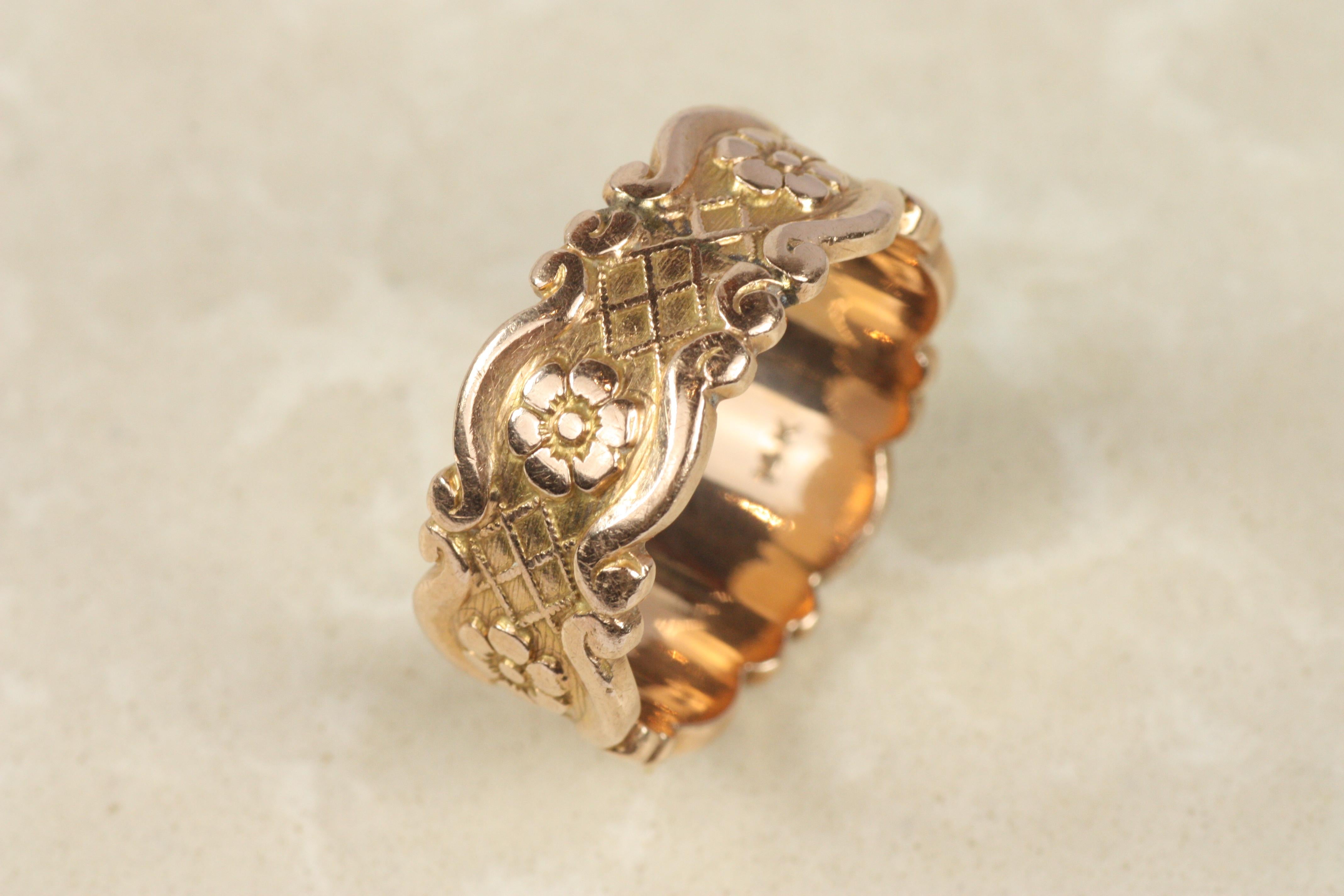 Alianza Floral Antigua de 8,7 mm con Bordes en Voluta en Oro Rosa de 14K de la década de 1940 en venta 1