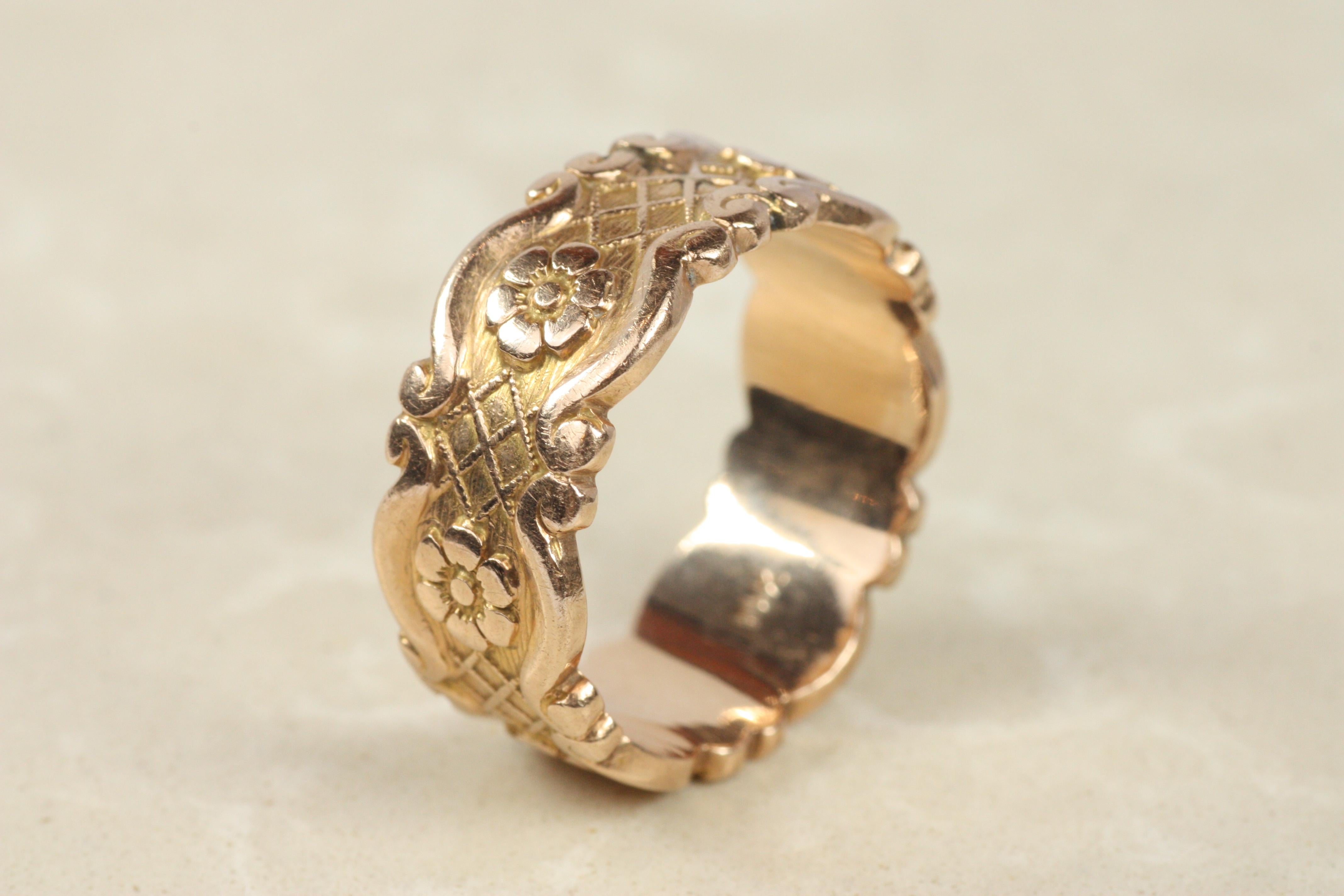 Alianza Floral Antigua de 8,7 mm con Bordes en Voluta en Oro Rosa de 14K de la década de 1940 en venta 2