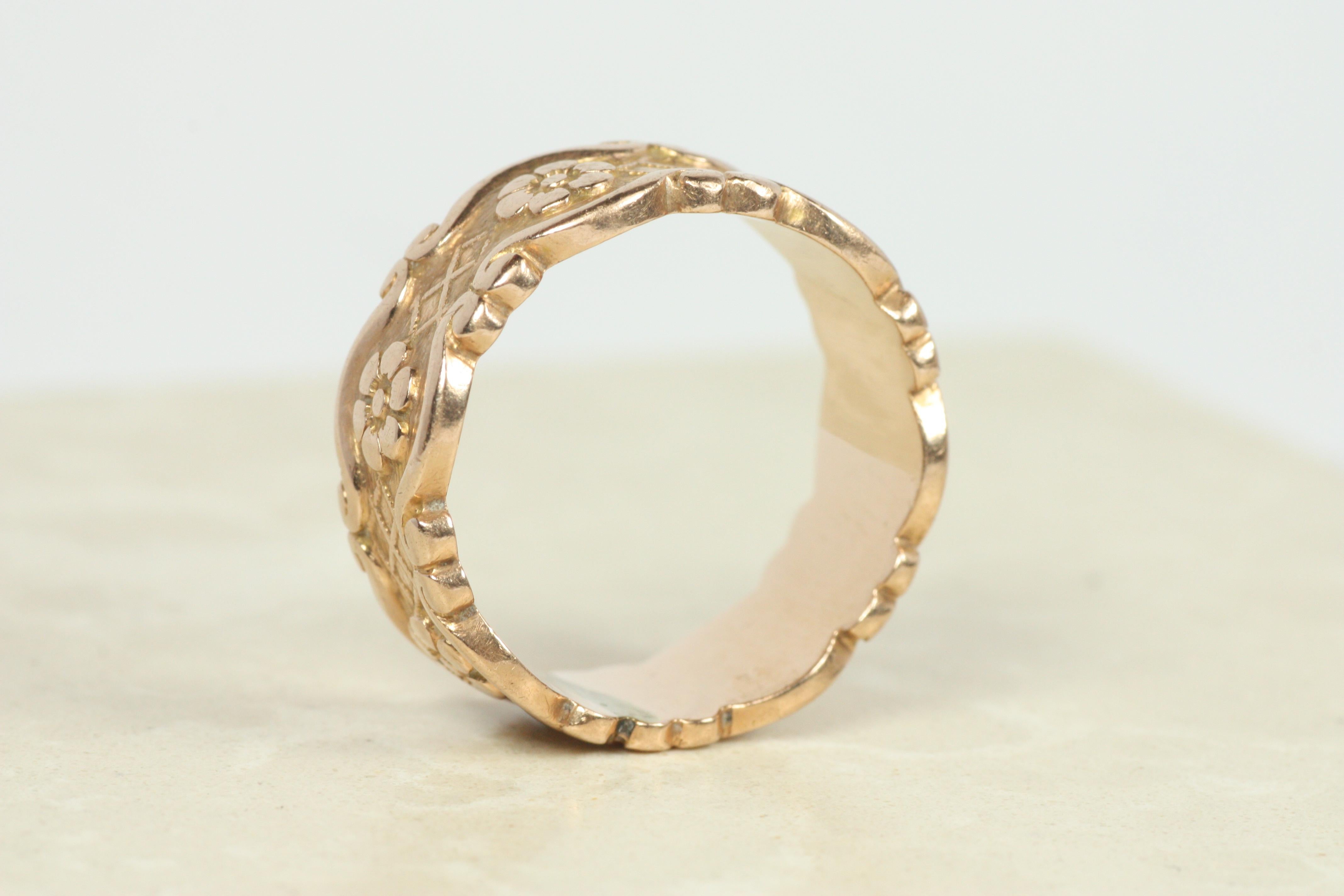 Alianza Floral Antigua de 8,7 mm con Bordes en Voluta en Oro Rosa de 14K de la década de 1940 en venta 3
