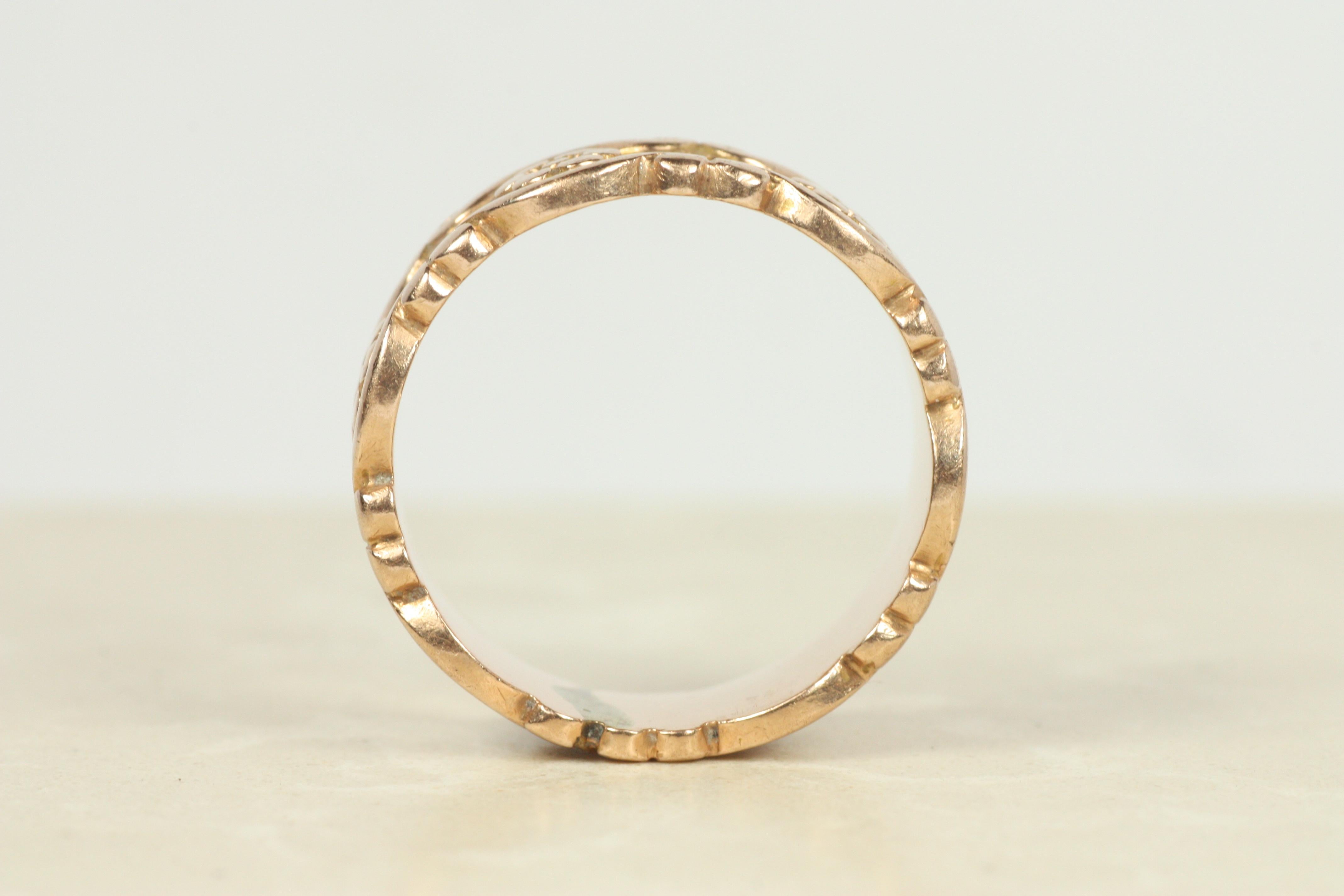 Alianza Floral Antigua de 8,7 mm con Bordes en Voluta en Oro Rosa de 14K de la década de 1940 en venta 5