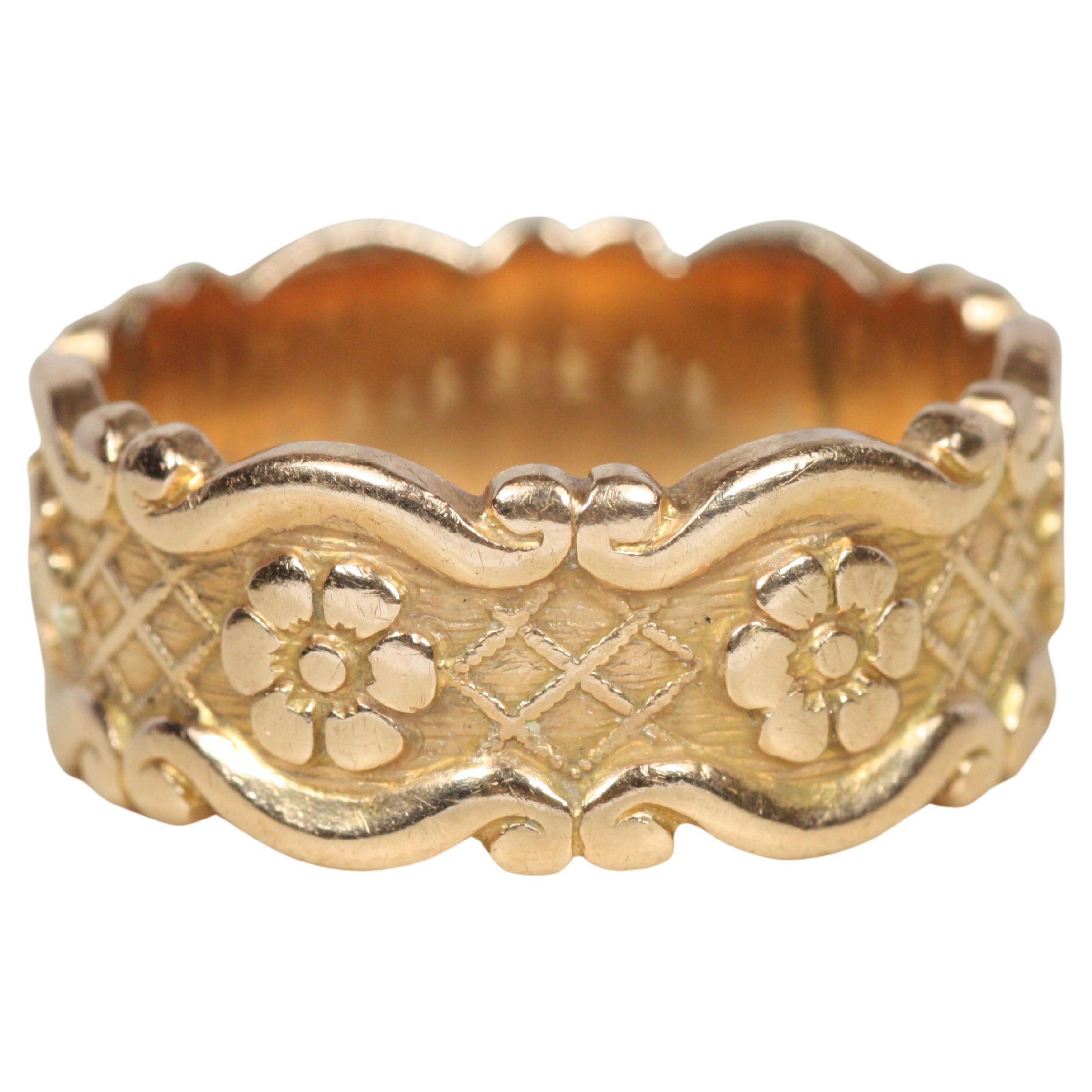 Alianza Floral Antigua de 8,7 mm con Bordes en Voluta en Oro Rosa de 14K de la década de 1940