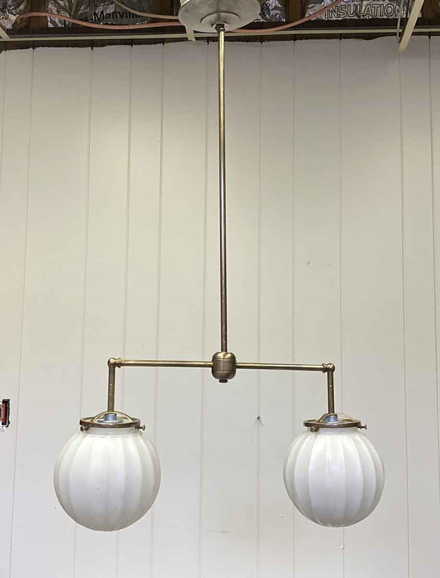 Américain Suspension en laiton à double globes en verre de lait cannelé