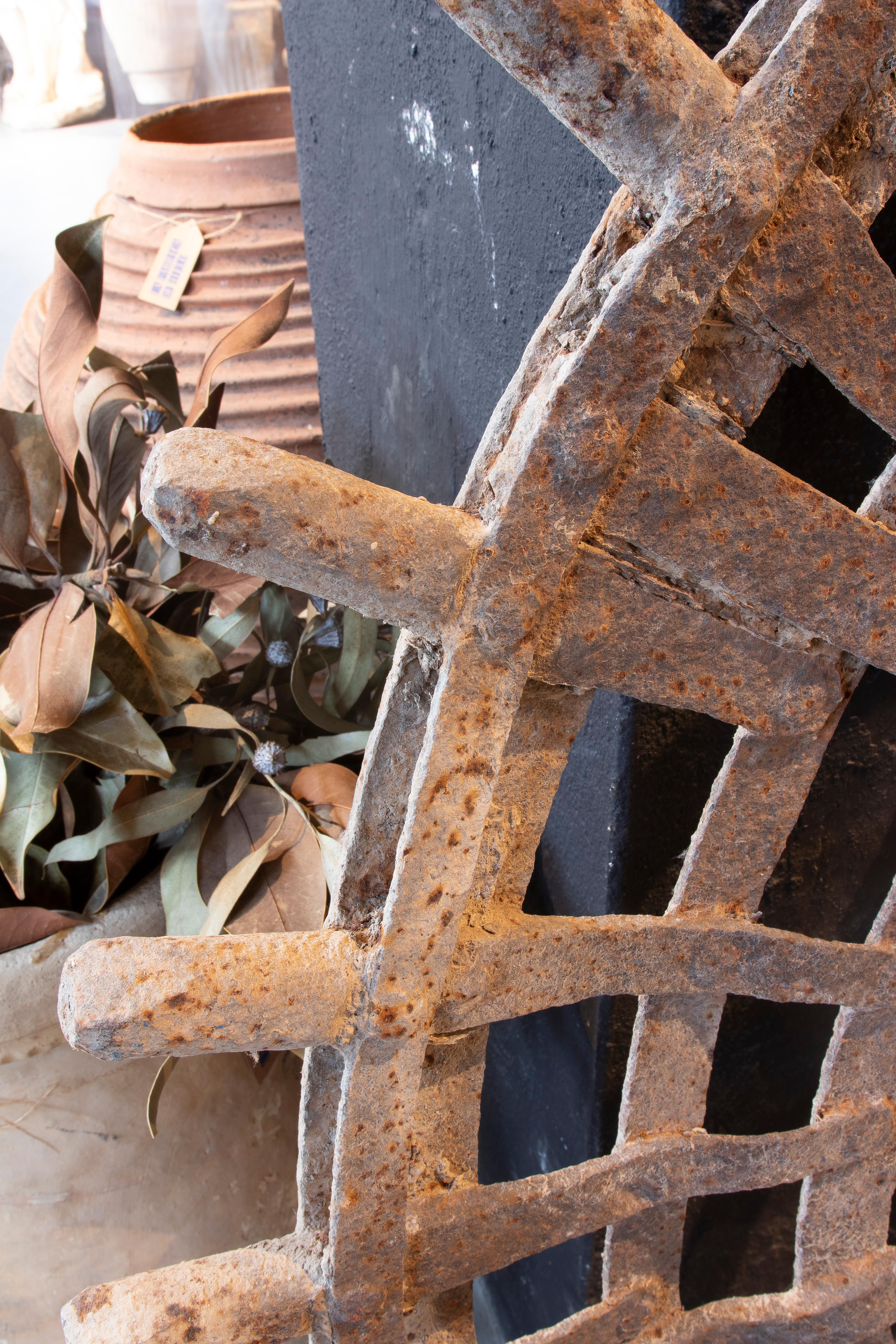 1940s Antique Industrial Cast Iron Wheel with Curved Spoke Design en vente 5