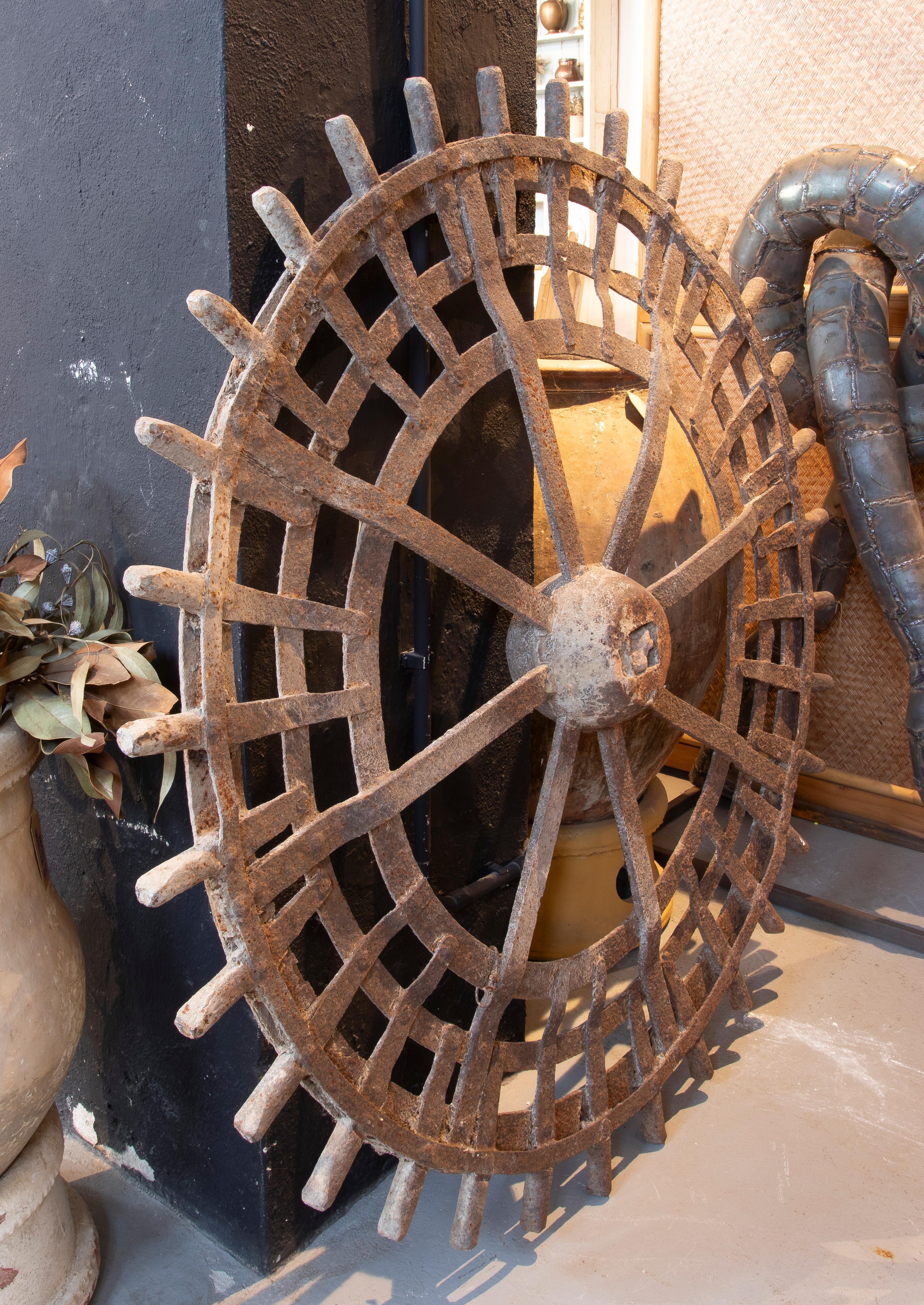 Européen 1940s Antique Industrial Cast Iron Wheel with Curved Spoke Design en vente