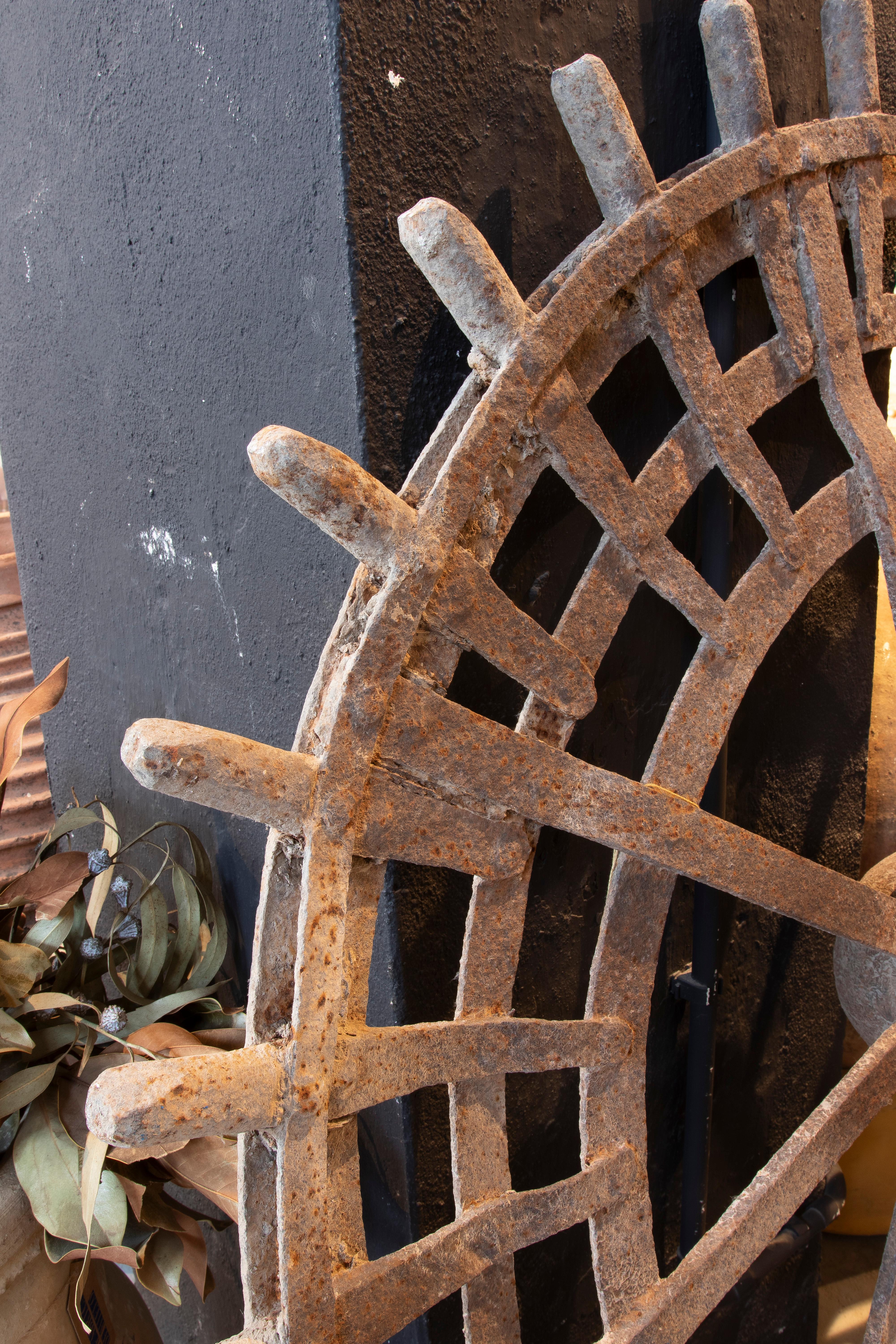 1940s Antique Industrial Cast Iron Wheel with Curved Spoke Design Bon état - En vente à Marbella, ES