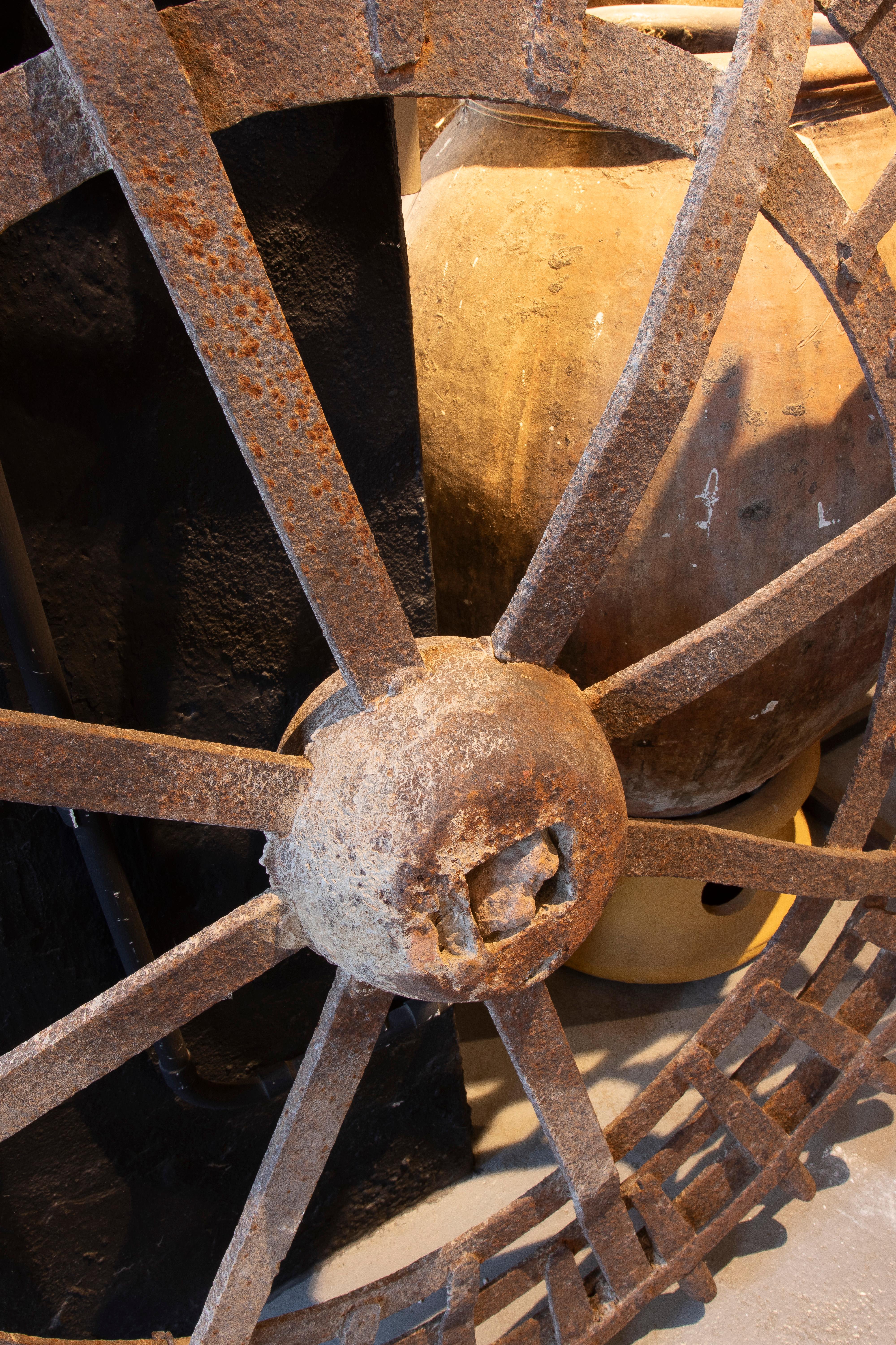 20ième siècle 1940s Antique Industrial Cast Iron Wheel with Curved Spoke Design en vente