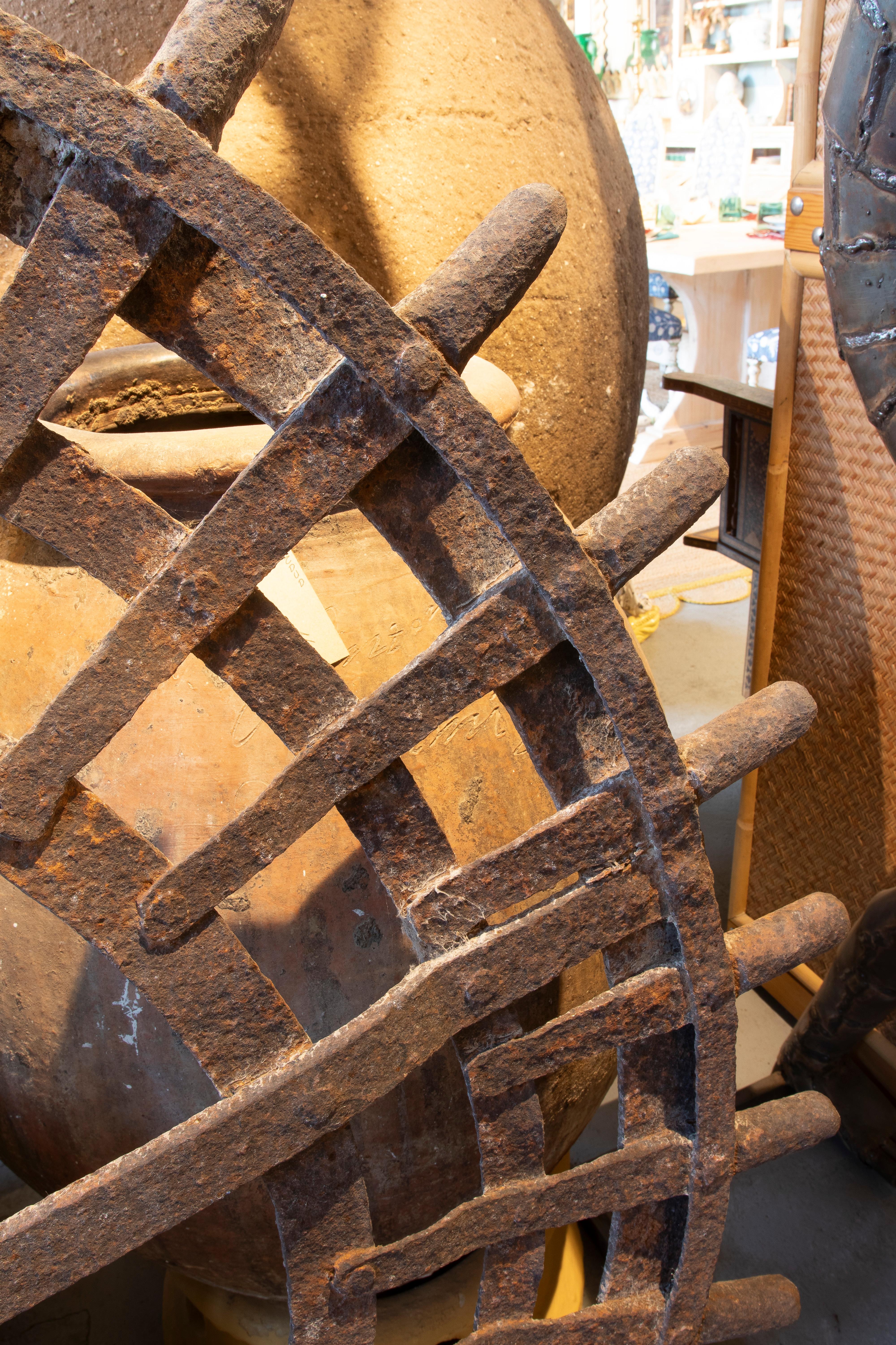 Fer forgé 1940s Antique Industrial Cast Iron Wheel with Curved Spoke Design en vente