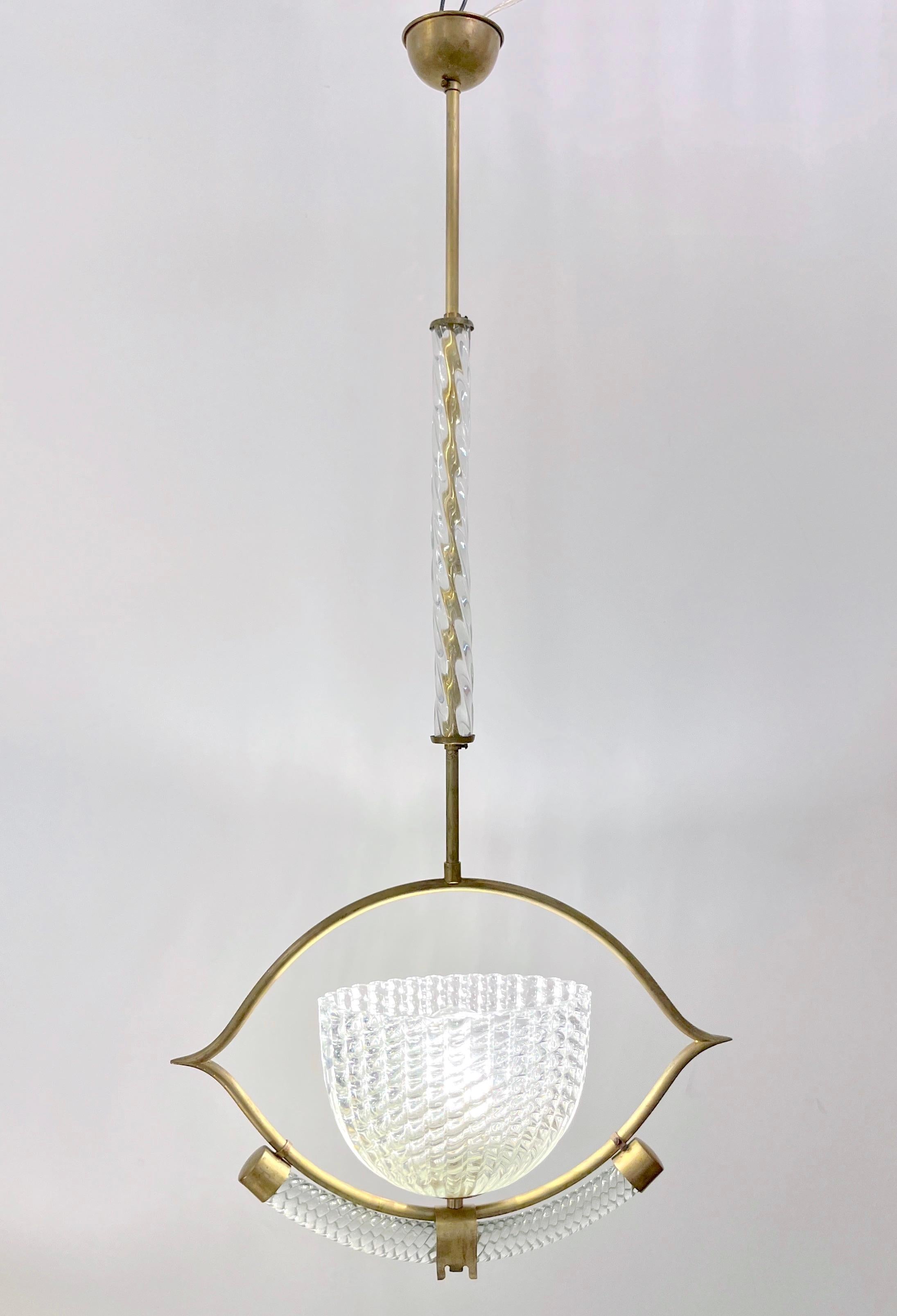 A very elegant antique design by Ercole Barovier, a Venetian Art Deco chandelier of exquisite craftsmanship in blown murano glass, superb original condition. The organic open bowl containing the light, worked with a honeycomb texture typical of