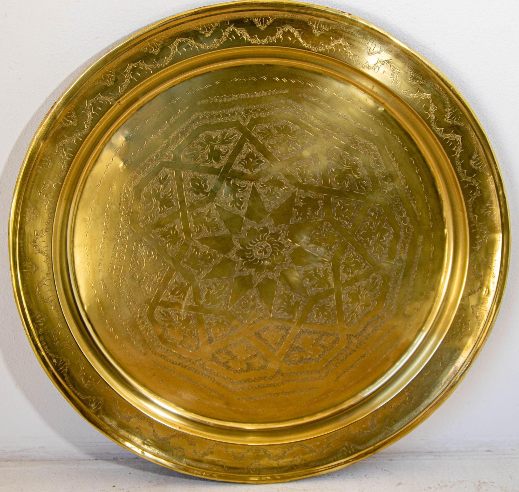 1940's Antique Moroccan Large Polished Round Brass Tray Platter 30 in. D.
Grand plateau marocain ancien en métal poli, rond et en laiton.
Plateau rond en métal décoratif poli en laiton avec des motifs très fins et complexes.
Finement martelés et