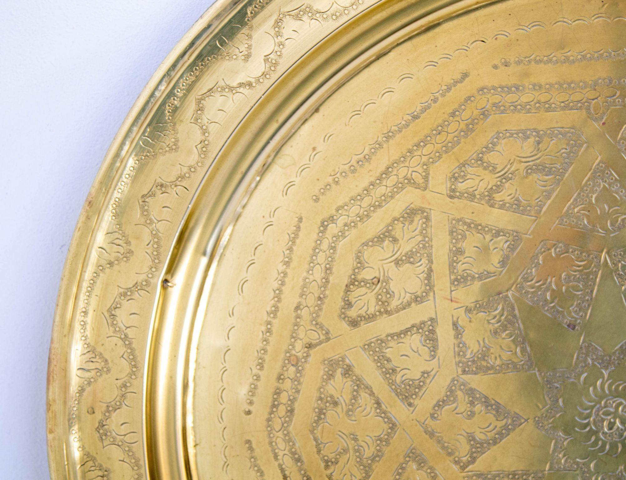 Sculpté 1940's Antique Moroccan Large Polished Round Brass Tray Platter 30 in. D. en vente