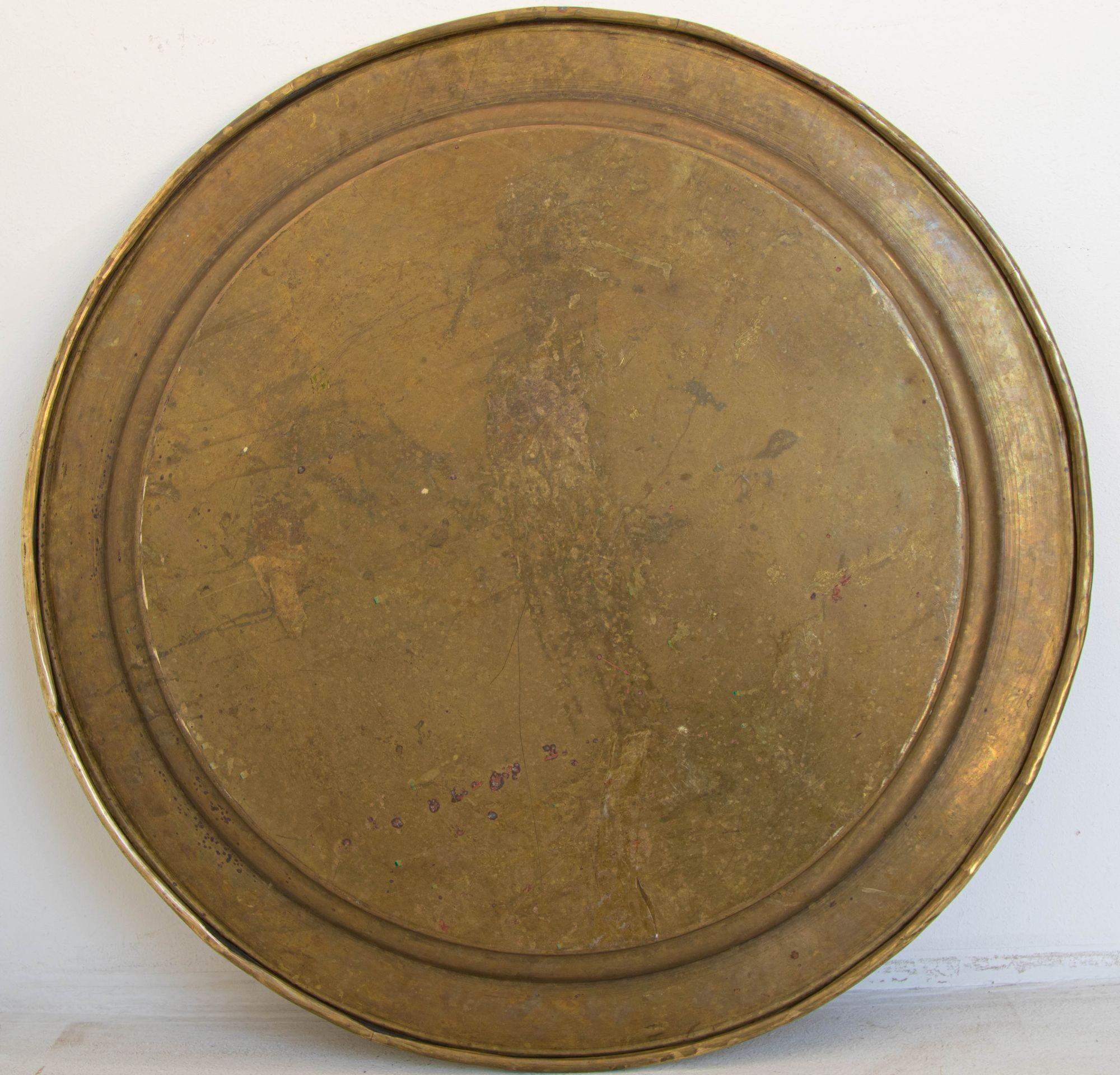 Laiton 1940's Antique Moroccan Large Polished Round Brass Tray Platter 30 in. D. en vente