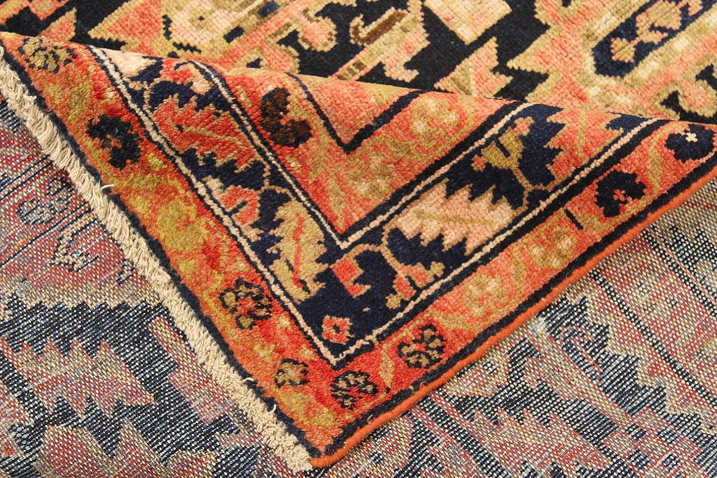 antiker persischer Hamadan-Teppich aus den 1940er Jahren mit Stammesmedaillon-Motiv im Mittelfeld (Persisch) im Angebot