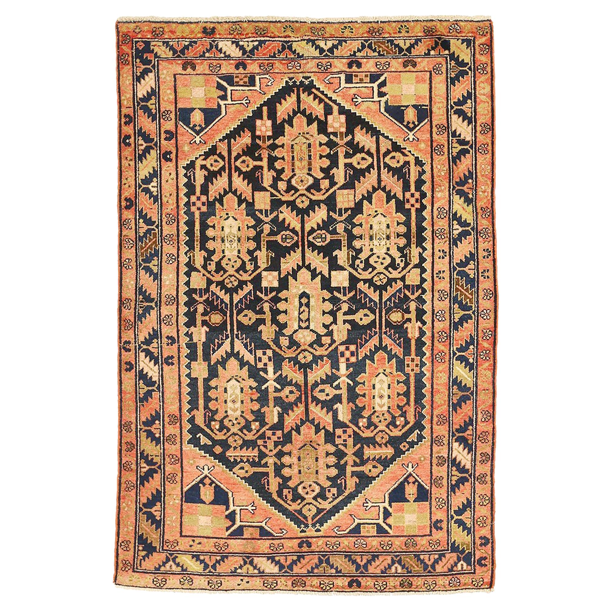 tapis persan antique Hamadan des années 1940 avec motif de médaillon tribal sur le champ central